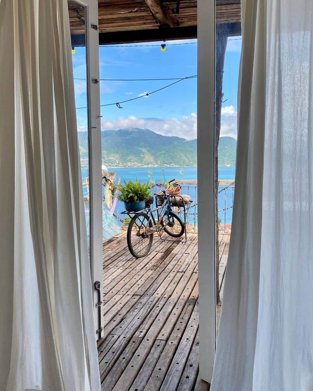 Airbnbのインスタグラム：「The view from Superhost Lara’s house is so cinematic that a recent guest says he ran back from the beach in time for sunset. Perched atop the town’s historic center, the place puts the whole area at your feet. And thanks to Lara, a longtime local, the whole island is at your feet, too. She’ll happily let you in on her favorite empty beaches and hidden waterfalls.  Photo: @sakatelarissa」