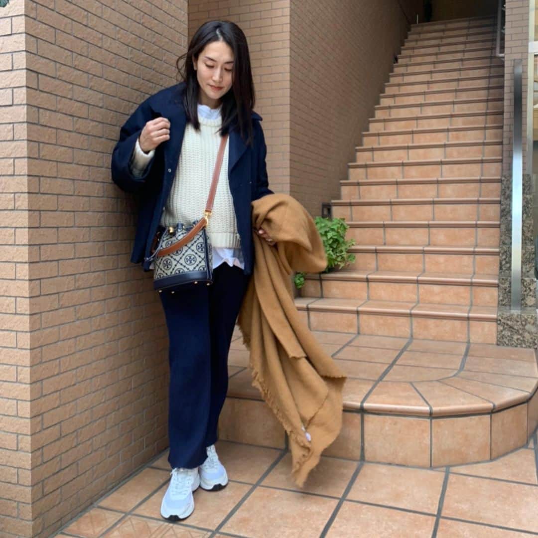 亀恭子のインスタグラム：「只今着れる服に制限があるが故に、 小物で少しだけ新鮮な気分を。  @toryburch  ジャガード織りのモノグラムがクラシック^ ^  お洋服は、セットアップ風にネイビーのライトコート×ニットパンツ。  someday's… #fashion #ootd #kkstyle #tokyo #kamescloset #coat #therow #knit #whimgazette #cutandsew #aton #pants #hereiam #bag #toryburch #torystories #shoes #valentino #winter #february」