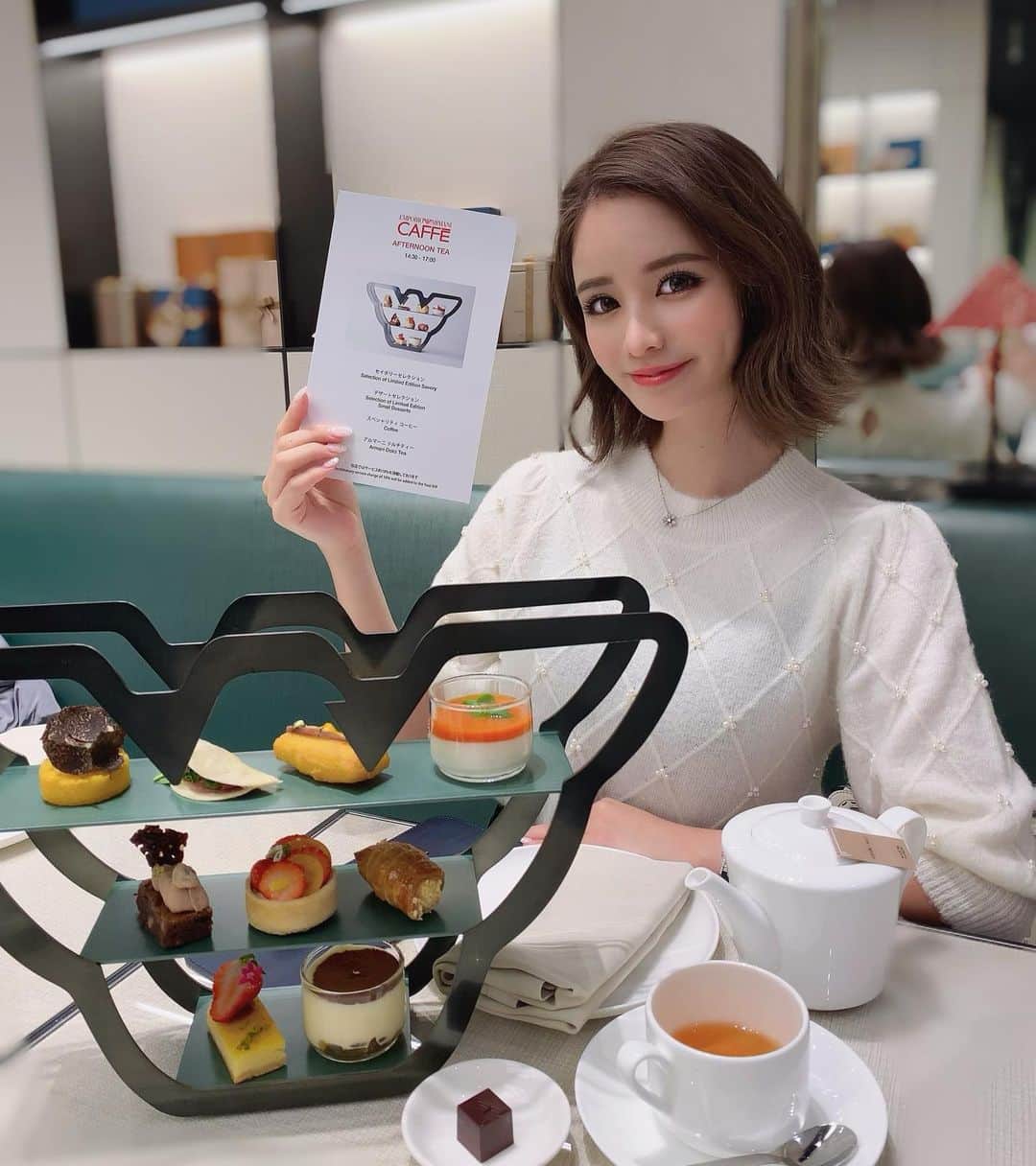 姫奈のインスタグラム：「. . 初のARMANI CAFE ☕️🍫✨ . . #armanicafe #armani #cafe #catstagram」