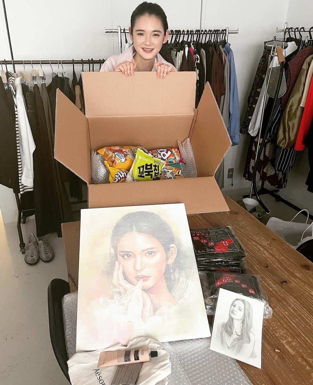 石坂友里のインスタグラム：「嬉しいプレゼント！ありがとうございました🇰🇷💞기쁜 선물 ! 감사합니다🇰🇷💞」