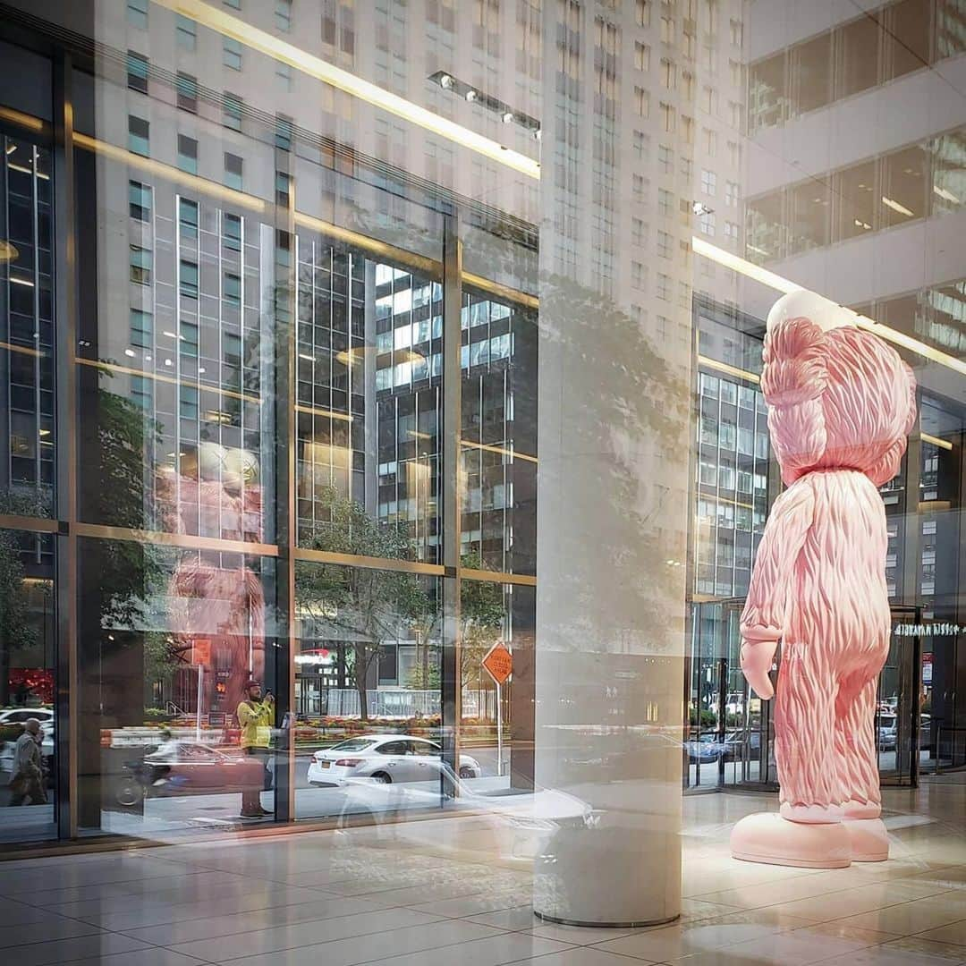 KAWSONEさんのインスタグラム写真 - (KAWSONEInstagram)「Good morning...  #Repost @louis_nyc ・・・ POSING. Park Avenue and 49th Street, Manhattan, NYC.  #KAWS」2月16日 20時59分 - kaws