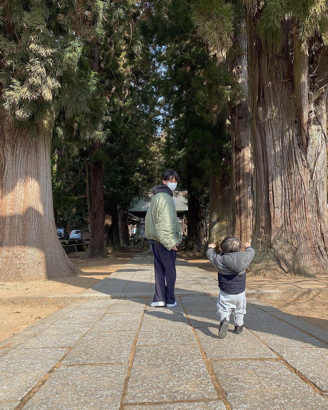 片山良平さんのインスタグラム写真 - (片山良平Instagram)「休日🌲 スワイプして最後のオチまで見てね😚  #どうしたの #振り向いたのに #走りさる #息子 #あるある #🤣🤣🤣」2月16日 21時00分 - ryohei_katayama