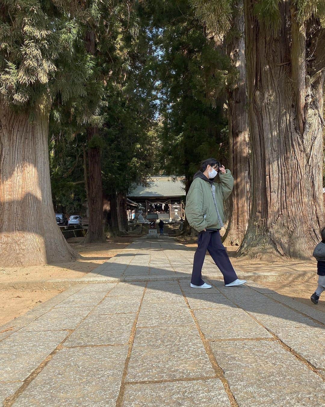 片山良平さんのインスタグラム写真 - (片山良平Instagram)「休日🌲 スワイプして最後のオチまで見てね😚  #どうしたの #振り向いたのに #走りさる #息子 #あるある #🤣🤣🤣」2月16日 21時00分 - ryohei_katayama