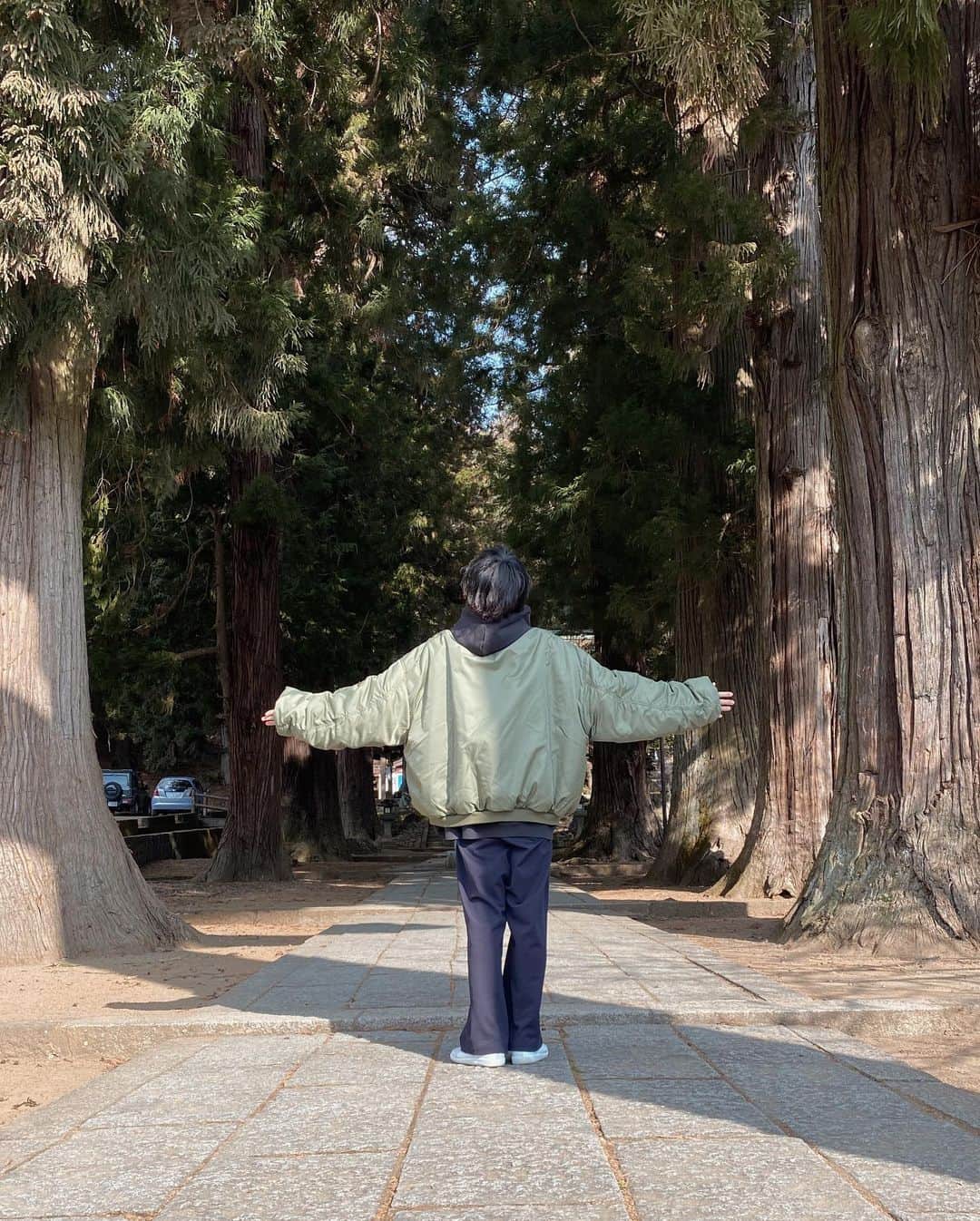 片山良平のインスタグラム：「休日🌲 スワイプして最後のオチまで見てね😚  #どうしたの #振り向いたのに #走りさる #息子 #あるある #🤣🤣🤣」