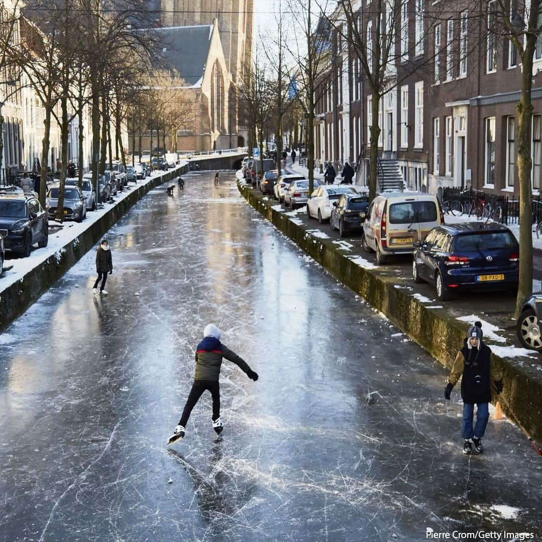 ABC Newsさんのインスタグラム写真 - (ABC NewsInstagram)「People enjoy the frozen canals amid winter weather in Delft, Netherlands.  #frozen #frozencanal #iceskating」2月16日 21時00分 - abcnews