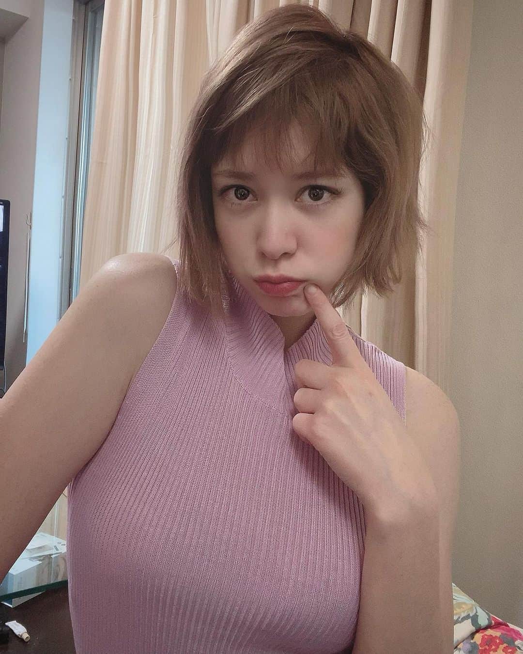 のインスタグラム：「髪切ってピンクカ入れたー🧏🏼‍♀️💓  最近のおうちご飯たち👉  イカとパプリカの黒酢炒め🦑🥦 ほうれん草としめじのおひたし🥬 ツナピーマン🐟🫑 牡蠣の卵とじ🦪🥚 エビと青梗菜中華炒め🥬 ブイヤベース🦐🍅 なすのココナッツカレー炒め🍆 豚汁🐖  もうすぐ春ですねぇ〜🌸ふきのとうとか菜の花とか貝が美味しい季節だねぇ〜😇 コロナ落ち着いたらホームパーティーしようねえええ💕  #お料理　#料理好きな人と繋がりたい #料理記録 #おうちごはん　#homecooking #cooking #料理写真 #おうち時間」