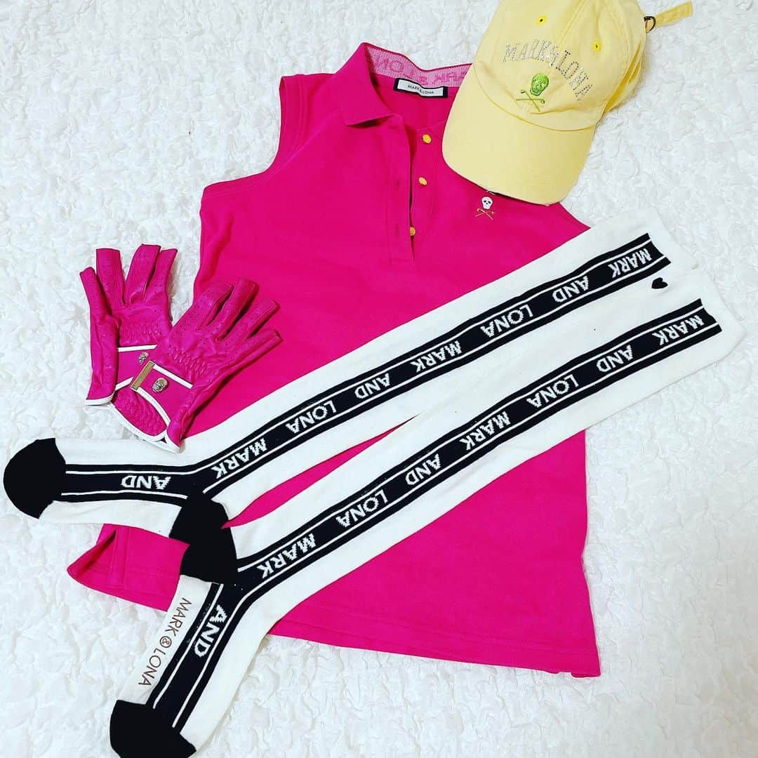 マキろんのインスタグラム：「I can't wait for spring❣️ 春が待ちきれない💖 色々ゴルフアイテム 買い足してるよ⛳️✨ 💀mark and loma💀 👚トップスとグローブ🧤 MARK & LONA GINZA SIX店  東京都中央区銀座６丁目１０−１ GINZA SIX 5F 🧦ソックス🧦 zozotown mark＆lona店 🧢CAP🧢 メルカリ #山内智恵#マキろん#japanesegirl  #ファッション#fashion #可愛い#ありがとう#大好き #follow#ootd#golf#ゴルフ#⛳️#ゴルフ女子#ゴルフ好きな人と繋がりたい #ゴルフウェア #markandlona #最近のお気に入り #銀座six#zozotown #メルカリ」
