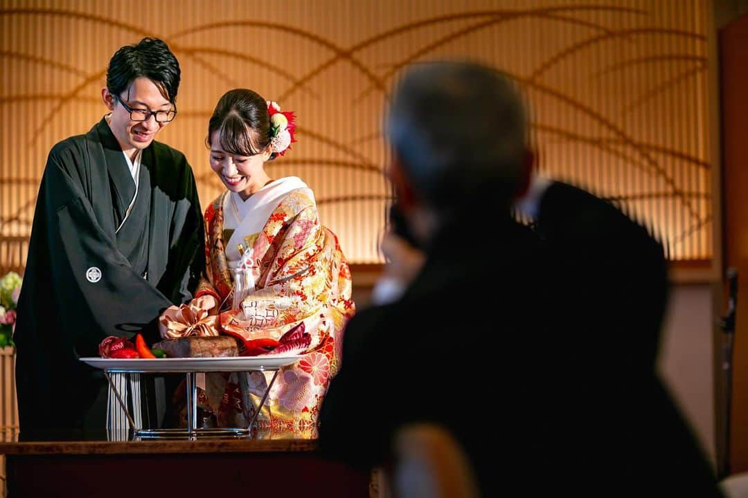 八芳園さんのインスタグラム写真 - (八芳園Instagram)「最上階より庭園の四季を眼下に望む ぬくもりのバンケット「サクレ」。 . 風にたなびくススキのモチーフには、 おふたりの未来への旅路の 魔除けの意味が込められています。 . どこか懐かしく、 ぬくもりを感じられる空間。 . ご家族のみでの、 少人数の披露宴も行えます。 . @happoen_wedding  . . #八芳園 #日本庭園 #結婚式場 . #八芳園花嫁 #大人婚 #式場探し #東京花嫁 #関東花嫁#2021春婚#2021夏婚 #プレ花嫁さんと繋がりたい #和装結婚式 #2021bride #2021wedding #weddingphoto . #結婚式 #wedding  #和装結婚式 #披露宴 #和風建築 #和 . #東京カメラ部 #写真好きな人と繋がりたい #その瞬間に物語を . #japanesegarden #japan_of_insta #jp_mood #jp_views #ig_japan」2月16日 21時03分 - happoen