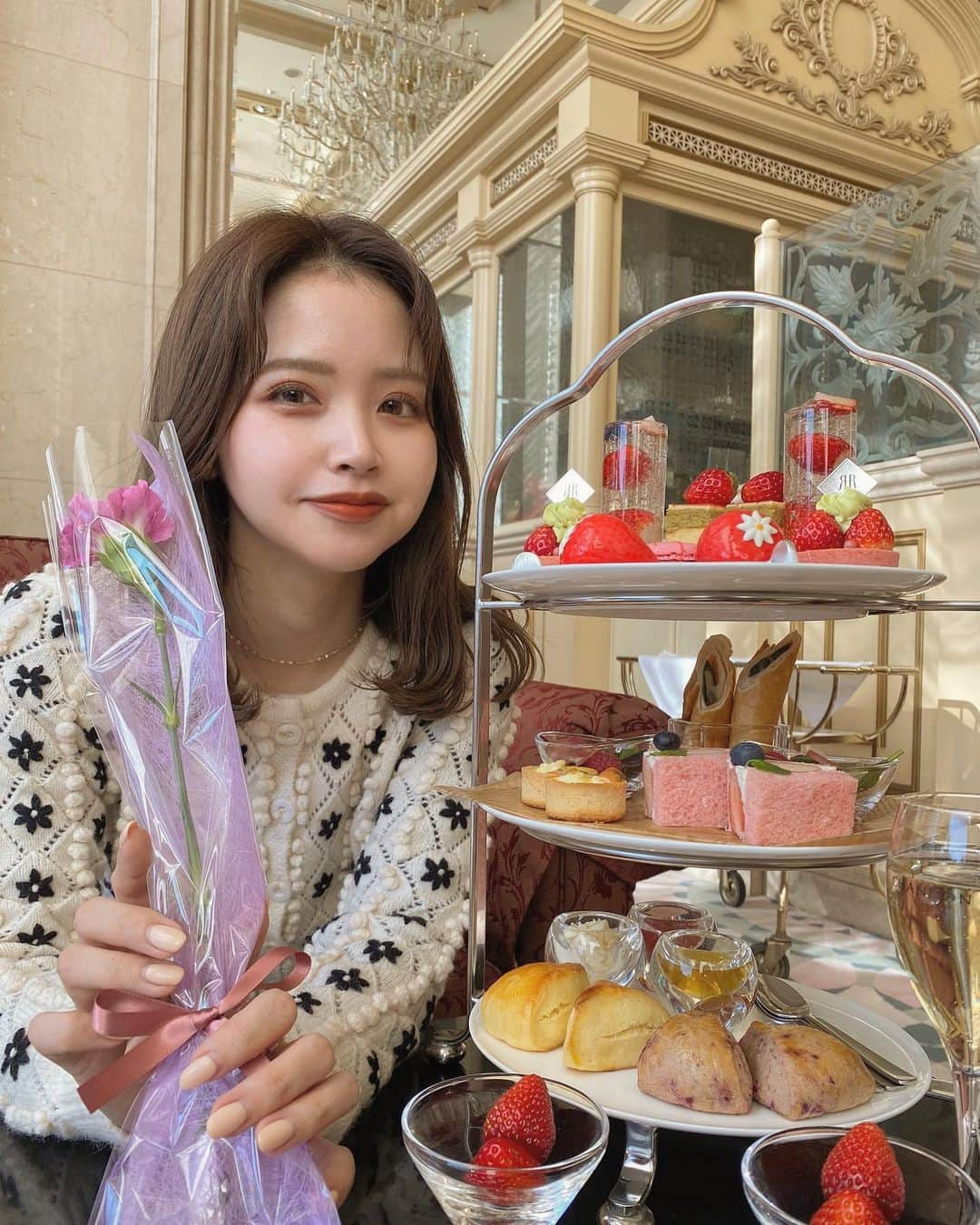 飯坂采子さんのインスタグラム写真 - (飯坂采子Instagram)「Afternoon Tea☕️🍓⠀ 毎年,どこに行こうか悩むstrawberry afternoon tea〰️今年は, @rihgaroyalhotel_official のガーデンラウンジへいってきましたーー🤎ランチタイムは庭園の景色と太陽が心地よくて...ディナーはシャンデリアがキラキラ輝いていてラグジュアリーな空間。CAHNDONを使用したスイーツもあったりで食べてて甘ったるいってなることもなくパクパク食べれてしまう🍾🇫🇷本当に美味しくて素敵な空間で心から癒されました🥰⠀ ⠀ #rihgaroyalhotels#gardenlounge#afternoontea#epine#mangata#リーガロイヤルホテル#リーガロイヤルホテル東京#ガーデンラウンジ#早稲田#早稲田カフェ#ストロベリーアフタヌーンティー#アフタヌーンティー#ラグジュアリーホテル#エピヌ#モンガータ#あや_カフェ_#あや_日記」2月16日 21時04分 - ayamini316