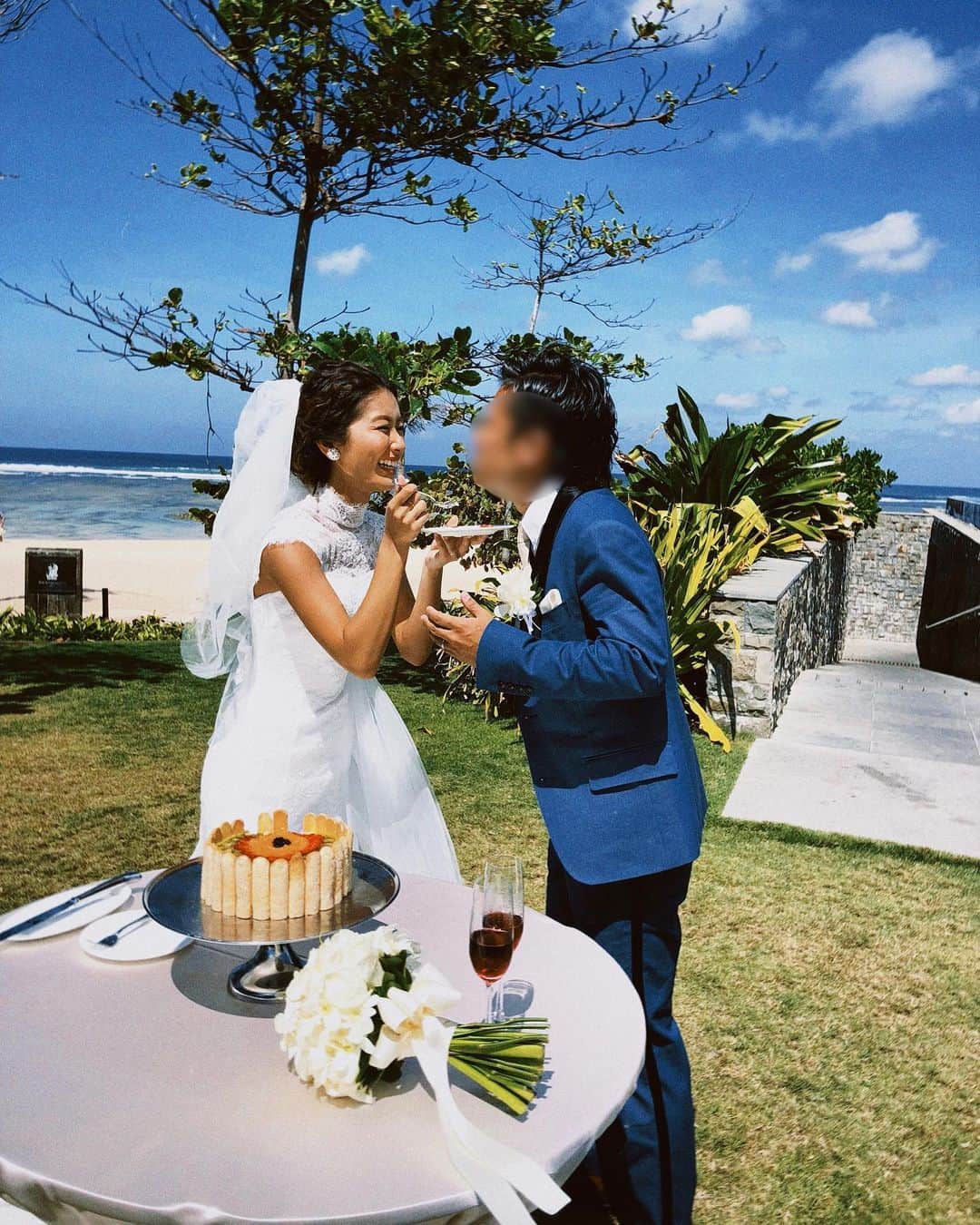 恵里花のインスタグラム：「Happy Valentines💐💛 ﻿ 夫婦の形はいろいろ。﻿ 嬉しいことや笑うことばかりだったらいいけれど﻿ 悲しいこと、辛いこと、悩むことだってあるもの。﻿ ﻿ 色んなことを一緒に乗り越えていくからこそ﻿ 成長できて今がある👫🌱  #過去pic  #家族挙式 #バリウェディング」