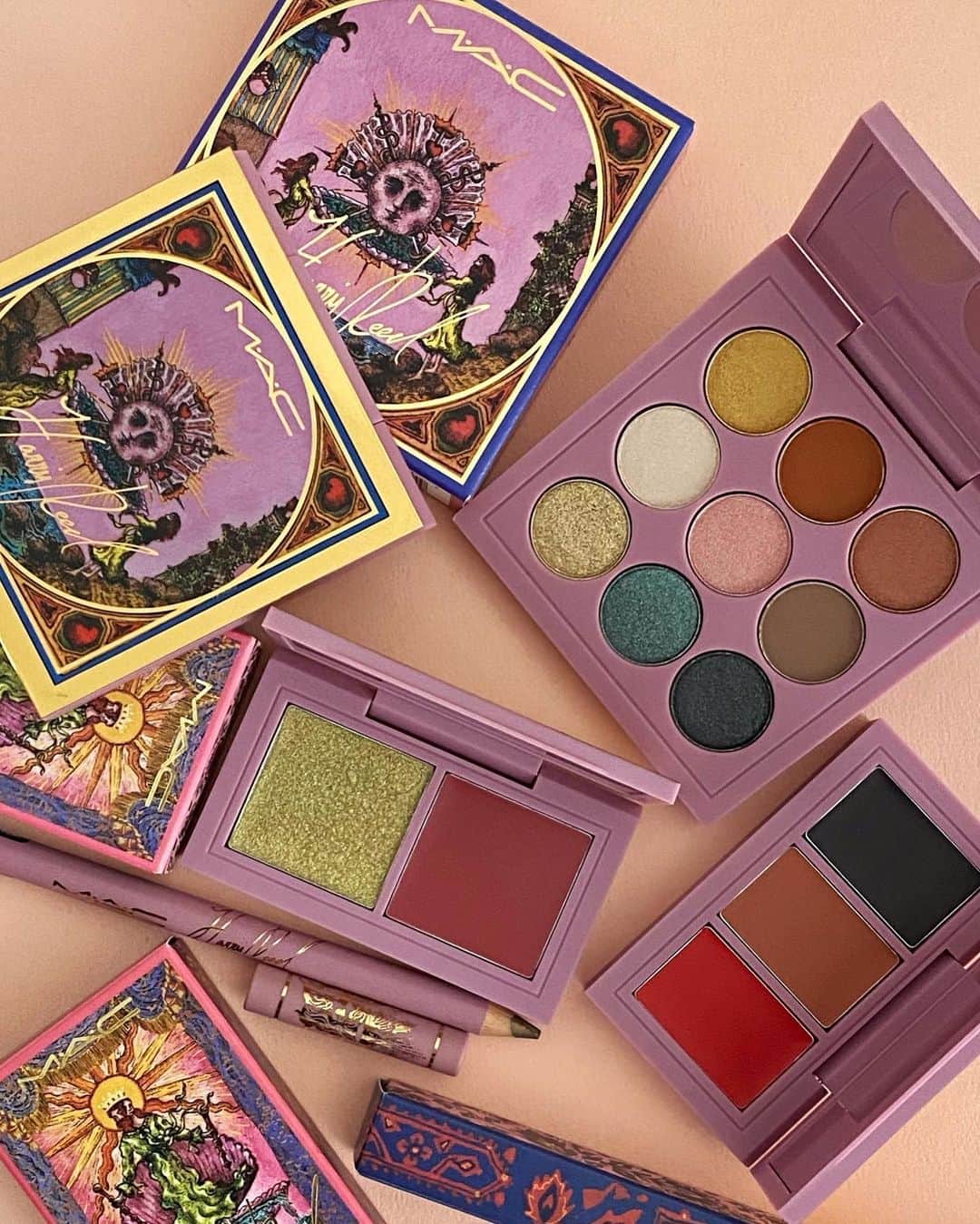 M∙A∙C Cosmetics Japanのインスタグラム：「【公式オンライン先行発売まであと2日！】 ジェンダーフルイッドのファッションデザイナー、ハリス・リード @harris_reed との限定コレクション💄 アイテムの詳細をチェック👇 　 🎨トレンド感満載の9色アイシャドウパレット ☑スモール アイシャドウ × 9　 ファイティング フォー ザ ビューティー オブ フルイディティ 税込6,490円 ㅤ 🌹バラ色の3色リップトリオ ☑リップスティック × 3 フロム ハリス ウィズ ラブ 税込3,630円 　 💎アイ＆チーク＆リップに使えるマルチパレット ☑クリーム カラー ベース × 2 エンブレイス ユア デュアリティ 税込3,850円 　 🎼70年代インスパイアのアイライナー ☑アイ コール パワーサージ 税込2,860円  ㅤ ㅤ *2月18日(木) 公式オンラインショップ先行発売 ※午前10時発売予定。システムの影響により、多少前後する可能性がございます。何卒ご了承ください。 *2月19日(金) 全国発売  ㅤ #MACHARRISREED #HARRISREED #MACハリスリード #ハリスリード」