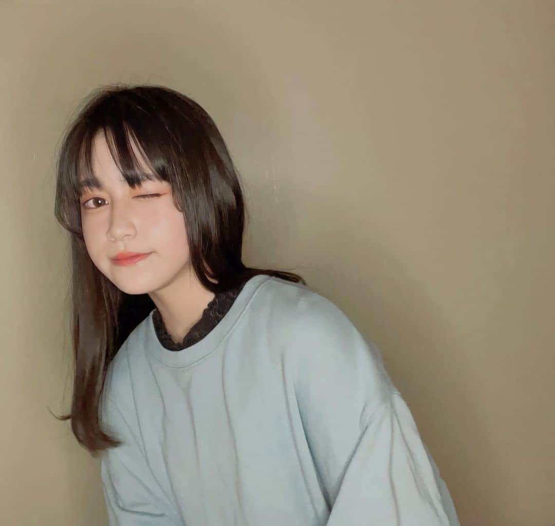 永田りあなのインスタグラム：「・ 1個前の投稿のコスメで メイクしたよ🤍 ・ ・ 最近オレンジメイクにハマってるの🧡 ・ ・ 黒目上のまぶたにラメを つけると目がぱっちり👁 ・ ・ ・ #cuugal  #キューガル  #キューガルモデル  #永田りあな  #りあな  #エチュードハウス  #コスメ  #オレンジメイク」