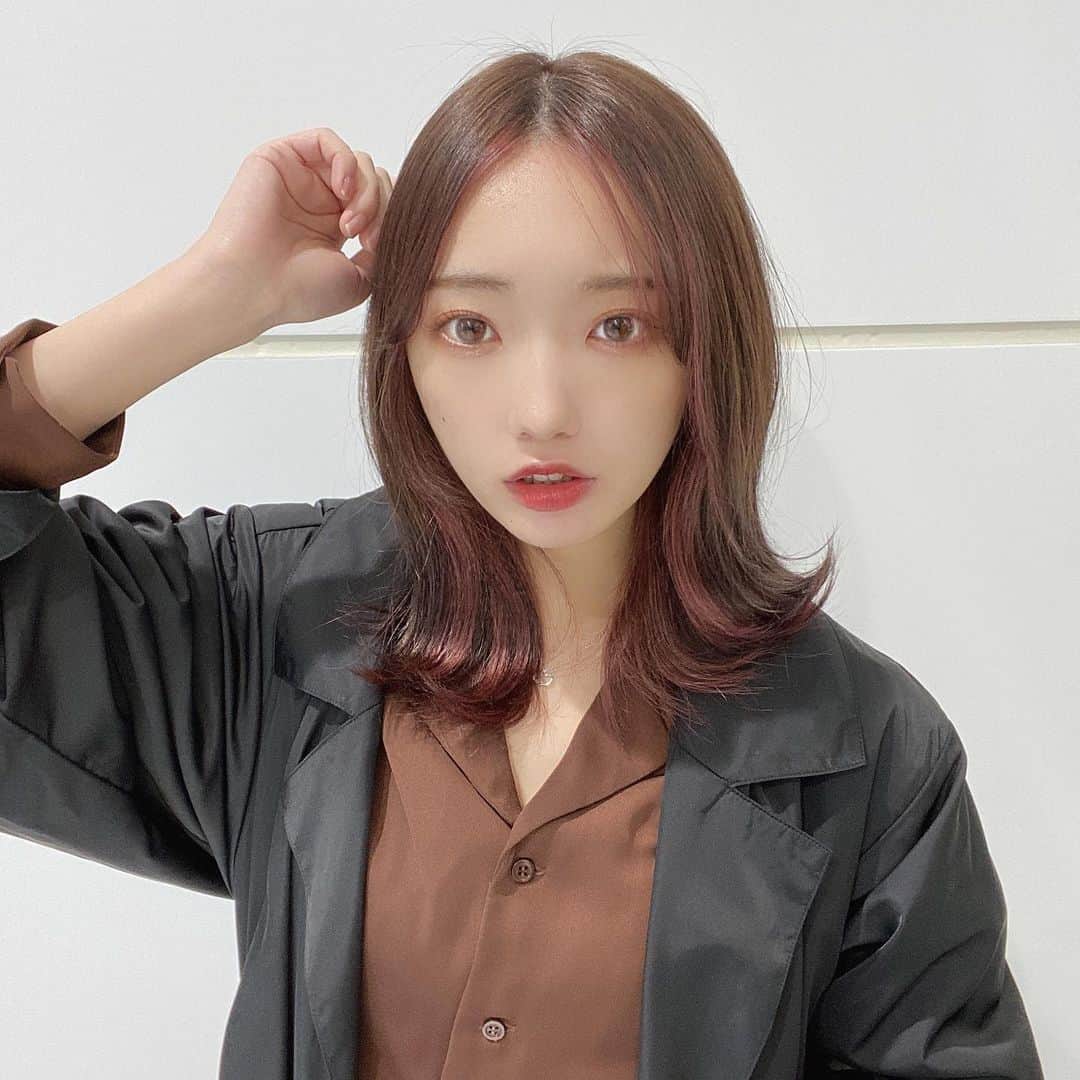 相澤瑠香のインスタグラム：「久々投稿～～可愛くもかっこよくもなりたい。これはかっこよくなりたかった日！  #コーデ #私服 #ootd #ingni #murua #ブラウンコーデ #ブラックコーデ #外ハネミディアム #インナーカラー #過去pic #ikea」