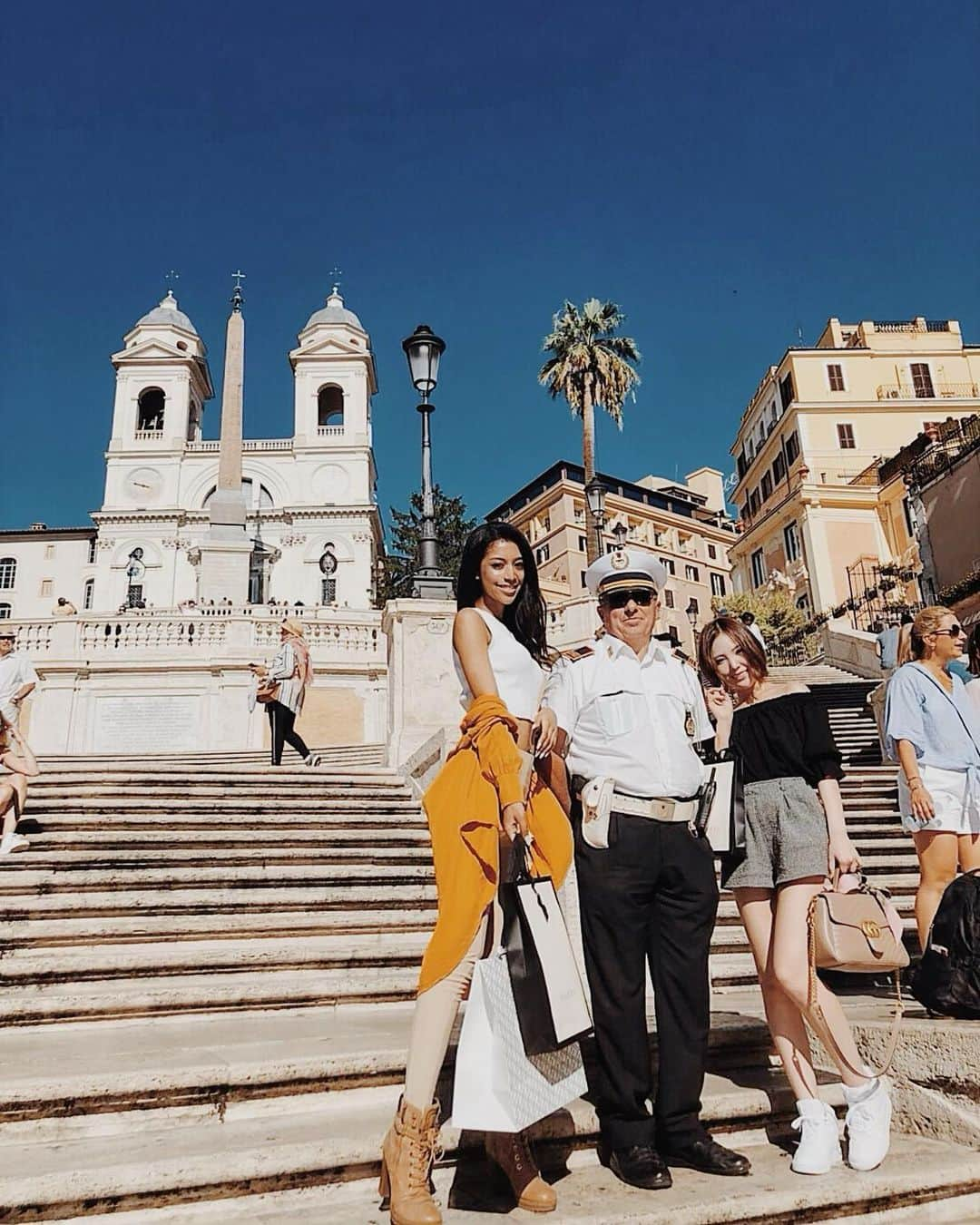 小松ナオのインスタグラム：「いつになったらまた旅行いけるんだろー🛫﻿ 今までで一番行ってよかった国🇮🇹﻿ ﻿ ﻿ #有名な階段﻿ #身長差も階段﻿ #警備員さんを囲んで記念写真笑」