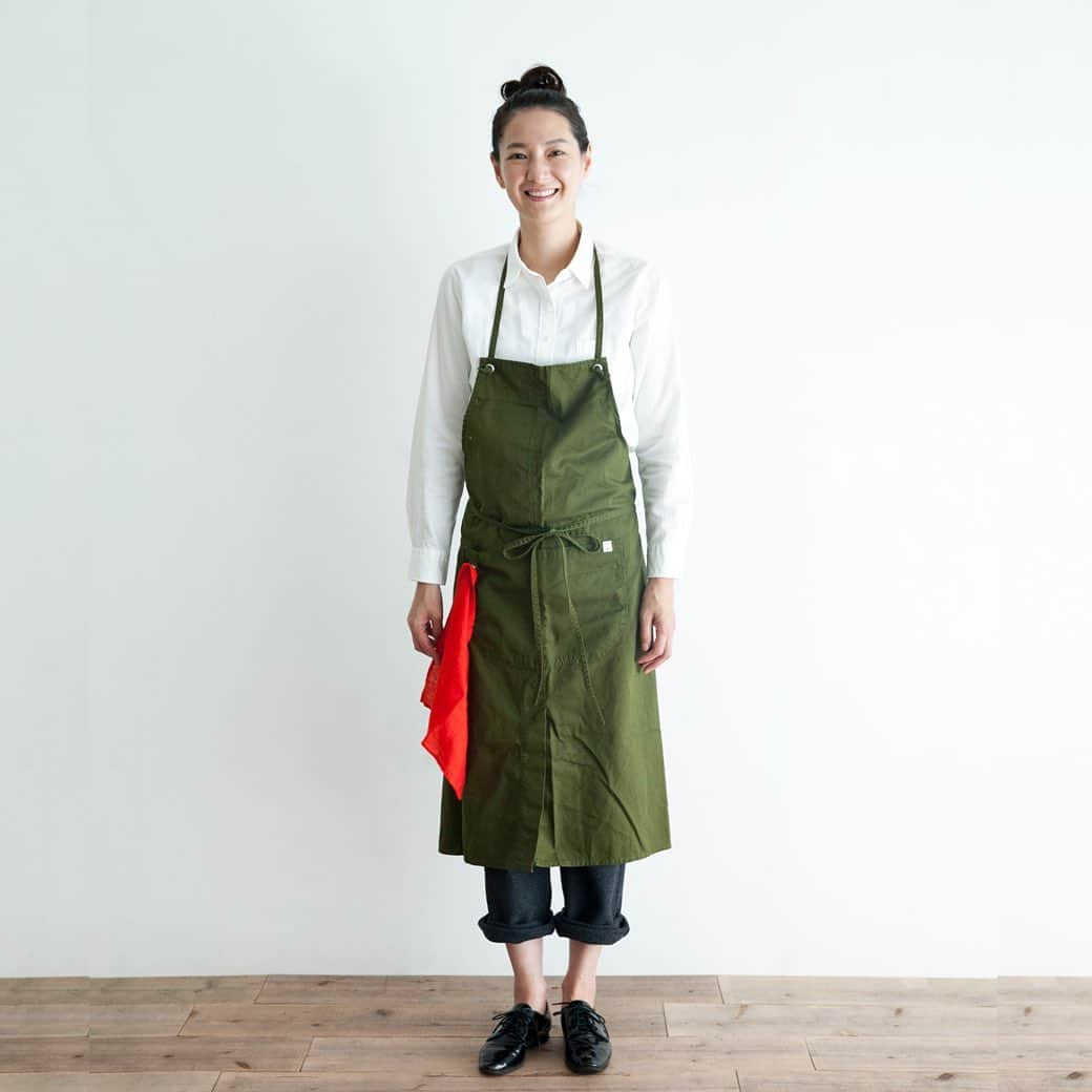 Simply_apronのインスタグラム：「＼人気定番エプロン！／COTTON TWILL COLOR APRON (Long) @simplycoltd  Simplyで大変ご好評いただいているビビッドなカラーリングが特徴のカラーエプロン。  シンプルなデザインで、男女兼用で着けられ、ギフトとしてもおすすめ◎ 人気カラーのカーキも今ならまだご用意ございます♪  ぜひ、お早めにご覧くださいね。  ----------------------------------  COTTON TWILL COLOR APRON (Long)  https://shop-simply-coltd.jp/products/detail.php?product_id=332  ￥ 7,040（税込）  ----------------------------------  ★オンラインショップはプロフィールのURLから → @simplycoltd  #simplycoltd #simply #シンプリー #暮らしを楽しむ #家事を楽しむ #エプロン #apron #胸当てエプロン #カラーエプロン #コットンエプロン  #男女兼用エプロン  #ユニセックスエプロン #プレゼント #おうち時間 #人気定番」