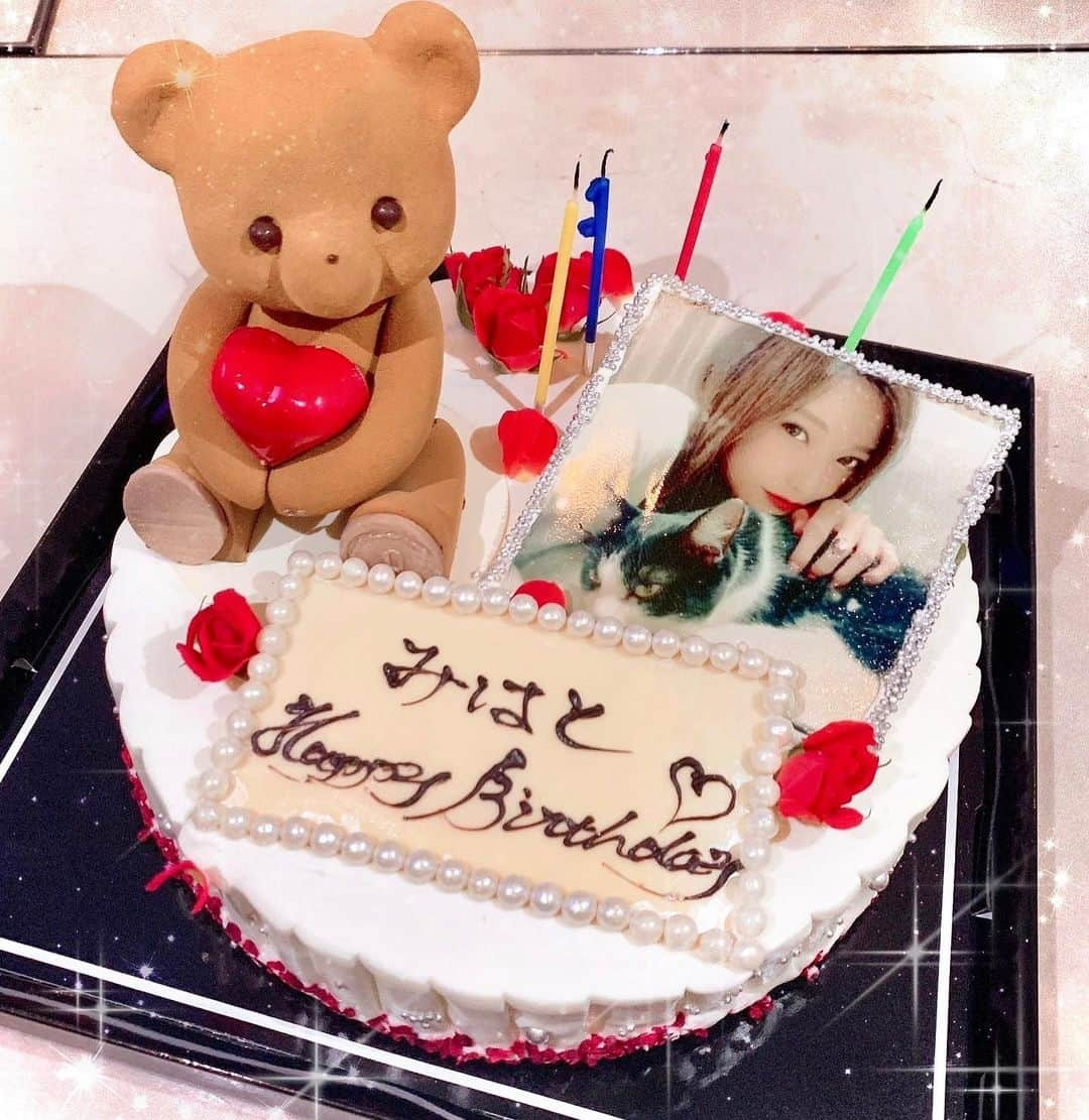 みはとさんのインスタグラム写真 - (みはとInstagram)「🎂❤️🧸  少し日が経ってしまいましたが 無事に30歳を迎えることができました。  お祝いコメント、プレゼント🎁まで 送ってくださった皆様 本当にありがとうございます☺️❤️  大好きな友人達にも こんなに可愛いケーキでお祝いしてもらって、 私は本当に幸せ者です。 （写真にビビちゃんまでいて感激した…😢💕）  人にも環境にも 本当に恵まれていると、 心の底から感謝した日。  そして人生色々あるけれど 覚悟して頑張ろうって 改めて誓った日。  もう30かぁ。なんて しみじみ思ったりもしてましたが なってしまえばなんて事ない、 これからも自分らしく 悔いなく楽しく日々を過ごしていけたらいいなと思います！  みんなに応援して良かったと思ってもらえるように。 やり切ったな自分、っていつか納得できるように。 もっと幸せな人生になるように🍀  どうか 30歳の私もよろしくお願いします✨  #birthday  #birthdaycake  #ケーキ  #写真入りケーキ  #かわいすぎる  #ありがとう❤️  #30代  #突入しました  #かっこいい大人になりたい  #見た目は若くいたい  #とにかくお仕事  #頑張りたい  #🎂 #💓 #🧸 #感謝しかない  #幸せな誕生日でした ❤️」2月16日 21時09分 - m2.13.0