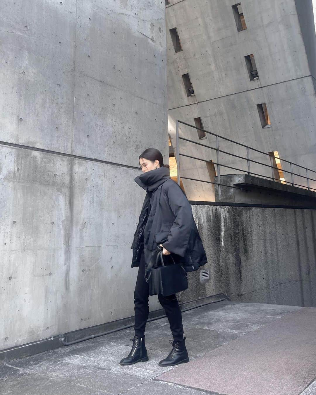 影山可蓮さんのインスタグラム写真 - (影山可蓮Instagram)「・ ・ Black coordinate with @uniqlo  ・ ・ また寒くなるんだと、❄️ (この冬仕事だけの日に一番よくしてる ちょっとなんか強そうな上下ユニクロ手抜きコーデのせておきます✌🏼) ・ ・ 🏷 OUTER #ハイブリッドダウンショートコート M PANTS #ボアスウェットパンツ S BAG @charleskeith_jp  SHOES @felim__  ・ ・ ・ ・  #uniqloginza2021SS  #uniqlo2021ss #uniqlo_karen #ユニ女  #outfit #ootd  #シンプル #コーデ #コーディネート #今日のコーデ  #ユニクロ #ユニクロコーデ #ユニクロユー #ユニクロ21春夏何買った」2月16日 21時10分 - karenoutfits