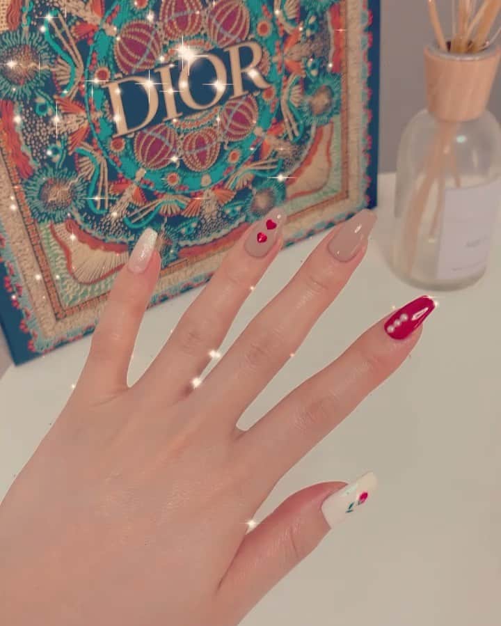 本田岬のインスタグラム：「新しいネイル💅  #ネイル #ネイルデザイン #薔薇ネイル」