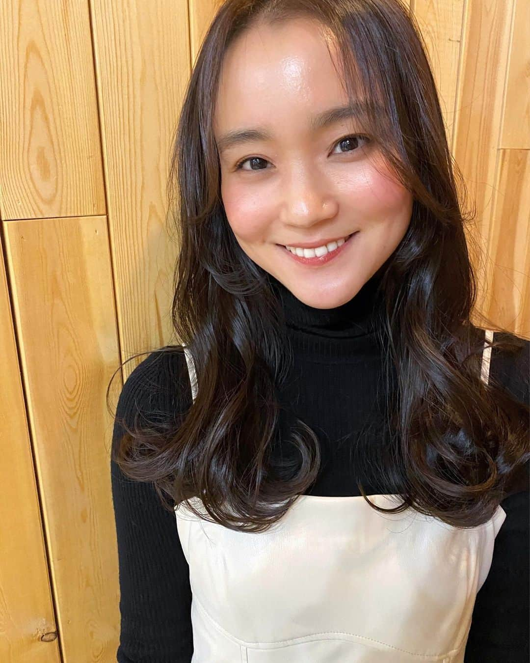 遠藤瞳のインスタグラム：「ヘアメンテナンス💇‍♀️ 3枚目は動画👆 顔まわりも少しカットしてもらったよ ちょびっとなのに気分はすごーく変わる🤏♡ 撮影のときに可愛くしてもらえるのも嬉しいし、 自分でも巻いてみようかなって楽しみが増えるー♡  綺麗にしてもらえて幸せだ🥰  いつも全然タイムリーに更新しないけど 今日は珍しく🧏‍♀️  #hairstyle   #fashionstagram #fashionpost #instastyle #fashionlover #fashiondiary #hairmake #hairlife #instahair #instabeauty #makeup #cosmetics #haircolor #hairstyles #メイクアップ #メイク #コスメ #ヘアスタイル #ヘアアレンジ #美容院 #ヘアカラー #カット #トリートメント」