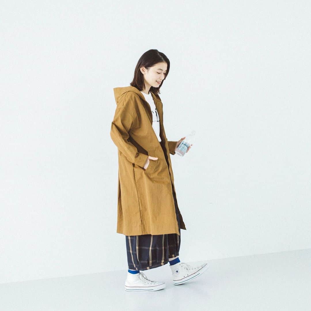 ナチュランさんのインスタグラム写真 - (ナチュランInstagram)「季節の変わり目にも。【 バイヤー厳選 】今欲しい春アウター﻿ ﻿ 風がちょっぴり冷たく感じる日でも、季節感のある着こなしを楽しみたいもの。﻿ 今回はナチュランバイヤーが厳選した、季節の変わり目に重宝する4つのアウターをご紹介します。﻿ ずっしりと重い冬アウターから、軽やかな春アウターにチェンジして、お出かけの準備をしてみては。﻿ ﻿ ﻿ -----------﻿ ■グランシャツジャケット[DMG-2A52-0664-A]﻿ ブランドで人気の高いグランシャツをベースに、ジャケットのディティールを取り入れた一枚。﻿ さらりとした風合いのコットン100%素材を使用し、さっとラフに羽織れる軽やかな着ごこちが魅力です。﻿ ﻿ ﻿ -----------﻿ ■やわらかナイロンロングパーカーコート[NLC-2A52-1294-A]﻿ 春のカジュアルスタイルに映える、ナチュラルなオーカーカラー（黄土色）のロング丈パーカコート。﻿ 薄手でやわらかなナイロン素材を使用し、くるくると丸めてカバンに入れても、シワになりずらいのが◎。﻿ ﻿ ﻿ -----------﻿ ■撥水加工ライトクロス配色ブルゾン[ERE-2A52-0696-A]﻿ きれいめなコーディネートにも合わせやすい、女性らしいディティールを詰め込んだブルゾン。﻿ 撥水加工を施し、ストレッチ性に優れたナイロン素材を使用。﻿ ﻿ ﻿ -----------﻿ ■別布仕立てショップコート[UBA-2A52-1398-A]﻿ ゆったりとした着ごこちでばさっと羽織れる、コットンリネンデニムで仕立てたショップコート。﻿ 前身頃には縦に切り替えを入れて、シンプルなデザインながら立体感のあるシルエットが魅力です。﻿ ﻿ ﻿ ﻿ ------------------------------﻿ ▶️お買いものは写真内のタグをタップしてくださいね。またはプロフィールからもナチュランへリンクしています。→@natulan_official﻿ ﻿ ▶️写真内のタグは、販売中でも消えている場合がございます。ぜひ、ナチュランの検索窓から、注文番号又は商品名を、検索してみてくださいね。﻿ ﻿ ▶️プロフィール画面では、季節のおすすめ商品や、再入荷情報をご紹介しています。ぜひ、ご覧くださいませ。→@natulan_official﻿ ﻿ ----------- #lifewear #fashion #今日のコーデ #コーディネート #ファッション #ナチュラル #ナチュラン #natulan #日々の暮らし #暮らしを楽しむ #シンプルライフ #シンプルコーデ #大人女子 #大人コーデ #ナチュラルコーデ #アウター #ジャケット #コート #ブルゾン #Brocante #ブロカント #シーエルエヌ #CLN #エトレリー #etrerelie #ウバソク #ubasoku #natulan_official」2月16日 21時12分 - natulan_official