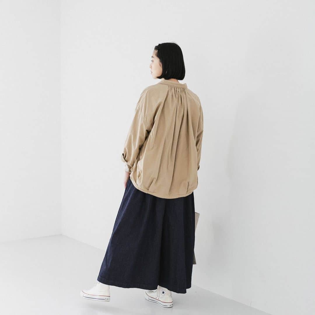 ナチュランさんのインスタグラム写真 - (ナチュランInstagram)「季節の変わり目にも。【 バイヤー厳選 】今欲しい春アウター﻿ ﻿ 風がちょっぴり冷たく感じる日でも、季節感のある着こなしを楽しみたいもの。﻿ 今回はナチュランバイヤーが厳選した、季節の変わり目に重宝する4つのアウターをご紹介します。﻿ ずっしりと重い冬アウターから、軽やかな春アウターにチェンジして、お出かけの準備をしてみては。﻿ ﻿ ﻿ -----------﻿ ■グランシャツジャケット[DMG-2A52-0664-A]﻿ ブランドで人気の高いグランシャツをベースに、ジャケットのディティールを取り入れた一枚。﻿ さらりとした風合いのコットン100%素材を使用し、さっとラフに羽織れる軽やかな着ごこちが魅力です。﻿ ﻿ ﻿ -----------﻿ ■やわらかナイロンロングパーカーコート[NLC-2A52-1294-A]﻿ 春のカジュアルスタイルに映える、ナチュラルなオーカーカラー（黄土色）のロング丈パーカコート。﻿ 薄手でやわらかなナイロン素材を使用し、くるくると丸めてカバンに入れても、シワになりずらいのが◎。﻿ ﻿ ﻿ -----------﻿ ■撥水加工ライトクロス配色ブルゾン[ERE-2A52-0696-A]﻿ きれいめなコーディネートにも合わせやすい、女性らしいディティールを詰め込んだブルゾン。﻿ 撥水加工を施し、ストレッチ性に優れたナイロン素材を使用。﻿ ﻿ ﻿ -----------﻿ ■別布仕立てショップコート[UBA-2A52-1398-A]﻿ ゆったりとした着ごこちでばさっと羽織れる、コットンリネンデニムで仕立てたショップコート。﻿ 前身頃には縦に切り替えを入れて、シンプルなデザインながら立体感のあるシルエットが魅力です。﻿ ﻿ ﻿ ﻿ ------------------------------﻿ ▶️お買いものは写真内のタグをタップしてくださいね。またはプロフィールからもナチュランへリンクしています。→@natulan_official﻿ ﻿ ▶️写真内のタグは、販売中でも消えている場合がございます。ぜひ、ナチュランの検索窓から、注文番号又は商品名を、検索してみてくださいね。﻿ ﻿ ▶️プロフィール画面では、季節のおすすめ商品や、再入荷情報をご紹介しています。ぜひ、ご覧くださいませ。→@natulan_official﻿ ﻿ ----------- #lifewear #fashion #今日のコーデ #コーディネート #ファッション #ナチュラル #ナチュラン #natulan #日々の暮らし #暮らしを楽しむ #シンプルライフ #シンプルコーデ #大人女子 #大人コーデ #ナチュラルコーデ #アウター #ジャケット #コート #ブルゾン #Brocante #ブロカント #シーエルエヌ #CLN #エトレリー #etrerelie #ウバソク #ubasoku #natulan_official」2月16日 21時12分 - natulan_official