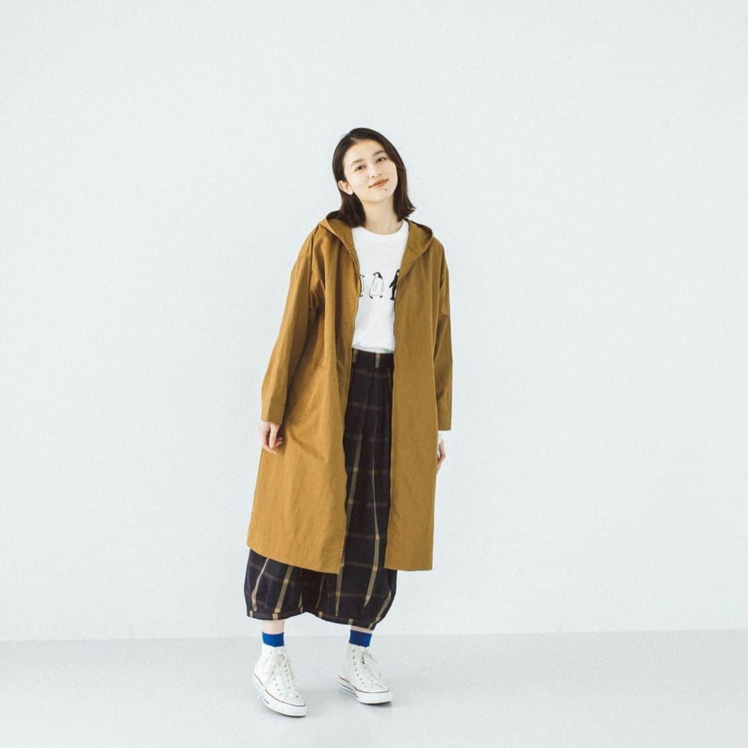 ナチュランさんのインスタグラム写真 - (ナチュランInstagram)「季節の変わり目にも。【 バイヤー厳選 】今欲しい春アウター﻿ ﻿ 風がちょっぴり冷たく感じる日でも、季節感のある着こなしを楽しみたいもの。﻿ 今回はナチュランバイヤーが厳選した、季節の変わり目に重宝する4つのアウターをご紹介します。﻿ ずっしりと重い冬アウターから、軽やかな春アウターにチェンジして、お出かけの準備をしてみては。﻿ ﻿ ﻿ -----------﻿ ■グランシャツジャケット[DMG-2A52-0664-A]﻿ ブランドで人気の高いグランシャツをベースに、ジャケットのディティールを取り入れた一枚。﻿ さらりとした風合いのコットン100%素材を使用し、さっとラフに羽織れる軽やかな着ごこちが魅力です。﻿ ﻿ ﻿ -----------﻿ ■やわらかナイロンロングパーカーコート[NLC-2A52-1294-A]﻿ 春のカジュアルスタイルに映える、ナチュラルなオーカーカラー（黄土色）のロング丈パーカコート。﻿ 薄手でやわらかなナイロン素材を使用し、くるくると丸めてカバンに入れても、シワになりずらいのが◎。﻿ ﻿ ﻿ -----------﻿ ■撥水加工ライトクロス配色ブルゾン[ERE-2A52-0696-A]﻿ きれいめなコーディネートにも合わせやすい、女性らしいディティールを詰め込んだブルゾン。﻿ 撥水加工を施し、ストレッチ性に優れたナイロン素材を使用。﻿ ﻿ ﻿ -----------﻿ ■別布仕立てショップコート[UBA-2A52-1398-A]﻿ ゆったりとした着ごこちでばさっと羽織れる、コットンリネンデニムで仕立てたショップコート。﻿ 前身頃には縦に切り替えを入れて、シンプルなデザインながら立体感のあるシルエットが魅力です。﻿ ﻿ ﻿ ﻿ ------------------------------﻿ ▶️お買いものは写真内のタグをタップしてくださいね。またはプロフィールからもナチュランへリンクしています。→@natulan_official﻿ ﻿ ▶️写真内のタグは、販売中でも消えている場合がございます。ぜひ、ナチュランの検索窓から、注文番号又は商品名を、検索してみてくださいね。﻿ ﻿ ▶️プロフィール画面では、季節のおすすめ商品や、再入荷情報をご紹介しています。ぜひ、ご覧くださいませ。→@natulan_official﻿ ﻿ ----------- #lifewear #fashion #今日のコーデ #コーディネート #ファッション #ナチュラル #ナチュラン #natulan #日々の暮らし #暮らしを楽しむ #シンプルライフ #シンプルコーデ #大人女子 #大人コーデ #ナチュラルコーデ #アウター #ジャケット #コート #ブルゾン #Brocante #ブロカント #シーエルエヌ #CLN #エトレリー #etrerelie #ウバソク #ubasoku #natulan_official」2月16日 21時12分 - natulan_official