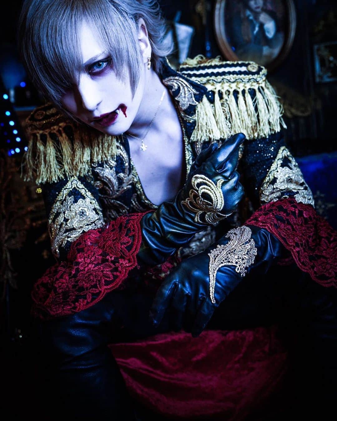 MiA のインスタグラム：「ヴァンパイアになっちゃった。  フォトブック【Vampire is always lurking in our daily lives】に参加させて頂きました。  2月15日22時から以下のサイトでご購入いただけます。 心ばかりではございますが初回ご購入特典もご用意しております✩ https://undead.booth.pm」