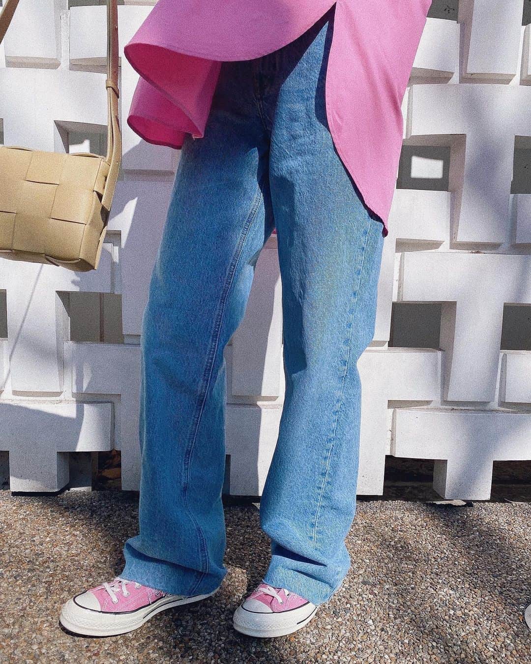 岩渕加恵さんのインスタグラム写真 - (岩渕加恵Instagram)「💖 💞 👖 💕 💘 だぼっっとコーデ🧍🏼‍♀️✌️ このピンクのシャツ劇的にかわいいから めっちゃおすすめ〜🌷💭💭  デニムは切るか迷ったけど、だぼっと気分 だったからそのまま履いてみてるっ😗🌙笑  上下 @zara で買ったよ〜🛍❤️  この前の🛍ストーリーにめちゃくちゃメッセージもらって 全部着るのいつになるやら〜って気がするので👨🏻‍🦲笑 近々ストーリーで購入品あっぷしまっす🤝💕💕💕  #春コーデ #zara #ザラ #高身長コーデ」2月16日 21時14分 - kae0113