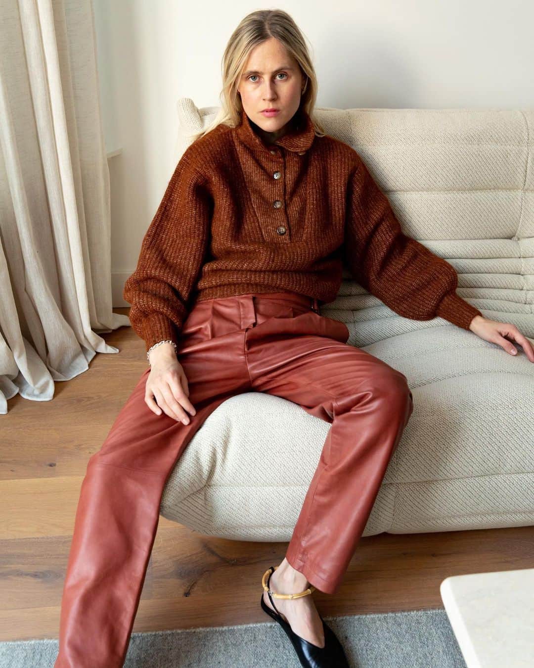 Linda Tolのインスタグラム：「Coffee break in @sezane #sezane #sezanelovers #adv」