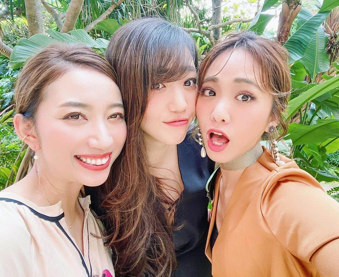 藤森マリナさんのインスタグラム写真 - (藤森マリナInstagram)「去年の今頃Part.2❤︎ in Okinawa🌞 * * 前回のpostはそう！台湾🤍 台北101のタワーとでした^ ^ みんな正解⭕️✨ ちなみにパーカーのプリントは UFCの選手#コナーマクレガー だよ🥊 一人だけ正解者いた！👏🏻 Netflixで彼のドキュメンタリー見たら わりといい人で好きになったw * * その台湾旅行と連チャンで 関空に戻ってきて翌日にはまた 関空から沖縄というスケジュールでしたw * * たろーの結婚式にお呼ばれして🔔 沖縄の結婚式は初めてで 3人とも本州との文化の違いに めちゃめちゃ楽しくて盛り上がった🤣✨ そしてうちらのテーブルだけ ビジュアルが派手テーブルww というかhiphopが好きテーブル❤︎ いや、BIGBANGでも踊れるテーブルだった😎笑 楽しかったなあぁぁ 一年早い🥺🌈 * * PS. 最後の動画まで辿り着いた人はきっと 新しい #パプリカ に出会うことでしょう😚 * * * #happywedding#weddingday#okinawa#okinawawedding#partydress#沖縄結婚式#結婚式コーデ#セルフヘアアレンジ#お呼ばれコーデ#国際通り#ひーこーんところ#せんべろ#ちょうちん通り#渡具知ビーチ#まりなはんの旅メモ#沖縄観光#レンタルドレス#パーティードレス#andyoudressingroom」2月16日 21時15分 - maaarina0806