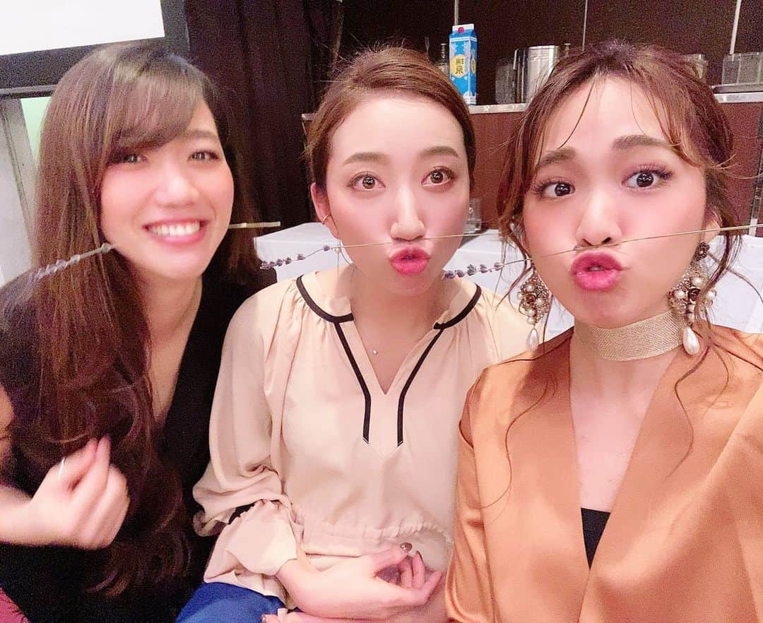 藤森マリナさんのインスタグラム写真 - (藤森マリナInstagram)「去年の今頃Part.2❤︎ in Okinawa🌞 * * 前回のpostはそう！台湾🤍 台北101のタワーとでした^ ^ みんな正解⭕️✨ ちなみにパーカーのプリントは UFCの選手#コナーマクレガー だよ🥊 一人だけ正解者いた！👏🏻 Netflixで彼のドキュメンタリー見たら わりといい人で好きになったw * * その台湾旅行と連チャンで 関空に戻ってきて翌日にはまた 関空から沖縄というスケジュールでしたw * * たろーの結婚式にお呼ばれして🔔 沖縄の結婚式は初めてで 3人とも本州との文化の違いに めちゃめちゃ楽しくて盛り上がった🤣✨ そしてうちらのテーブルだけ ビジュアルが派手テーブルww というかhiphopが好きテーブル❤︎ いや、BIGBANGでも踊れるテーブルだった😎笑 楽しかったなあぁぁ 一年早い🥺🌈 * * PS. 最後の動画まで辿り着いた人はきっと 新しい #パプリカ に出会うことでしょう😚 * * * #happywedding#weddingday#okinawa#okinawawedding#partydress#沖縄結婚式#結婚式コーデ#セルフヘアアレンジ#お呼ばれコーデ#国際通り#ひーこーんところ#せんべろ#ちょうちん通り#渡具知ビーチ#まりなはんの旅メモ#沖縄観光#レンタルドレス#パーティードレス#andyoudressingroom」2月16日 21時15分 - maaarina0806