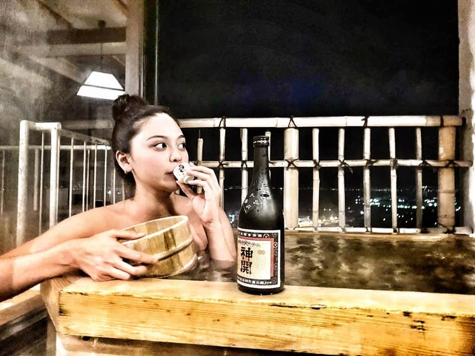 遊海 Yuumiさんのインスタグラム写真 - (遊海 YuumiInstagram)「Special hot spring moment @yuzanso ♨️ with Biwako special sake ❤️ chilling and relaxing. 特別は温泉を特別な琵琶湖のお酒と共に @yuzanso ♨️ ゆっくりとした幸せなひと時！皆さんも琵琶湖のおごと温泉雄山荘でリラックして見てください❤️ #yuzanso2021 #yuzanso #雄山荘　#biwako #琵琶湖　#滋賀県　#shigaprefecture #yuumitravel #travel #japan #visitjapan #historical #shiga #yuzansoryokan #温泉　#温泉女子 #旅行」2月16日 21時15分 - yuumi_kato