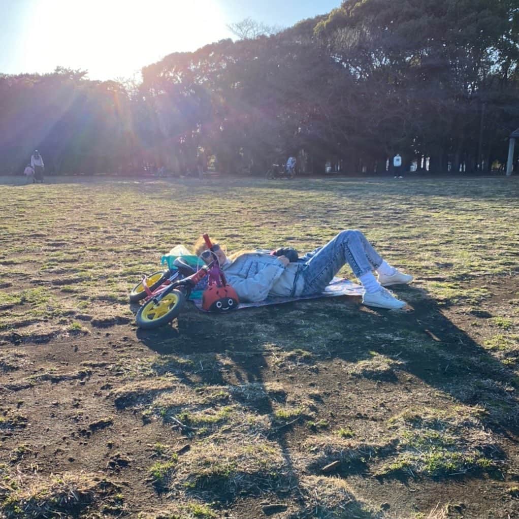 オクヒラテツコ（ぺこ）さんのインスタグラム写真 - (オクヒラテツコ（ぺこ）Instagram)「最近お日さまが気持ちよすぎて、太陽あびながら寝転ぶのにはまってる☀️笑 いつもはベランダで寝転んでるから、広い芝生の上で寝転べるとまたさらに気持ちいいね〜」2月16日 21時15分 - pecotecooo