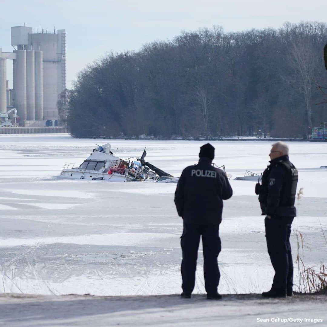 ABC Newsさんのインスタグラム写真 - (ABC NewsInstagram)「Police look out toward a motorboat lying partially capsized in the frozen Spree River in Berlin, Germany.」2月16日 21時26分 - abcnews