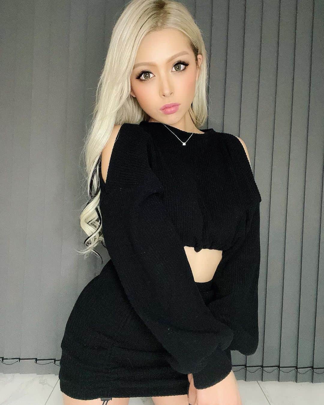 のインスタグラム：「たまにはセクシーな服も💜  このSET UPは @rsisters.official  私の大好きなお友達の セレクトショップがめちゃカワなの！  @suu__0907 すあたん最高にきゃわだよ。。 ありがとう♡  ちなみにこのセットアップはクラブとかに来ていってるよ！😍 海外服セクシーできゃわ！！  二枚目の石鹸も @rsisters.official ので 私は乾燥＋敏感肌だからナチュラルな洗顔しか使えないから最高なの。。 私と同じ肌の人にオススメです。  #rsisters #nuts #gal #setup #セレクトショップ #ootdfashion #blackcode #sexyphoto #なんつってぺろ」