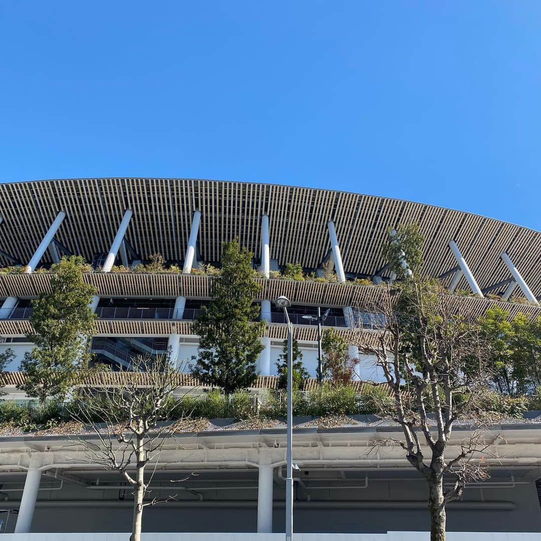 ヒカル（はやぶさ）のインスタグラム：「#国立競技場 #大きい #迫力 #外 #青空」