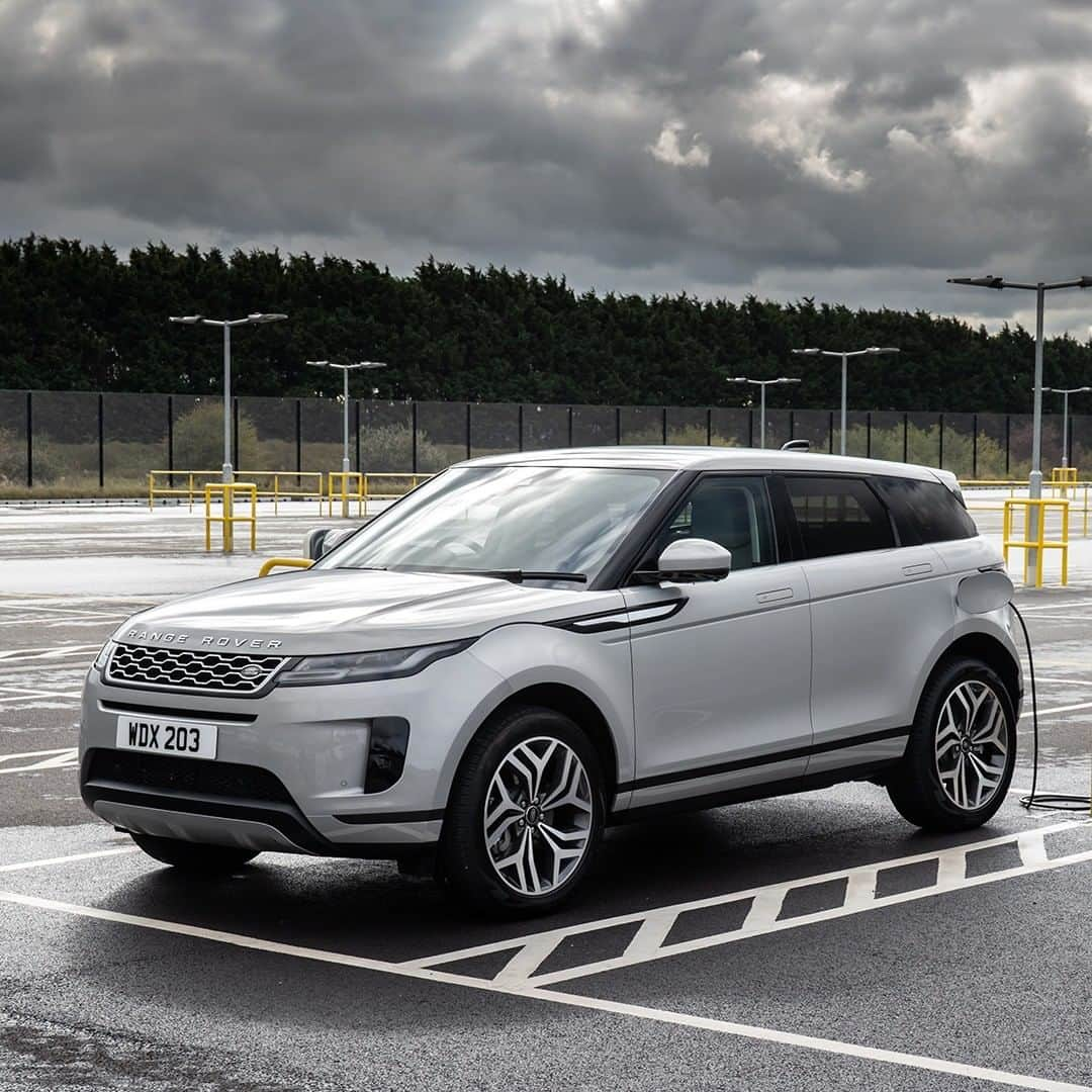 Land Roverさんのインスタグラム写真 - (Land RoverInstagram)「Every vehicle in the #RangeRover family offers a Plug-In Hybrid Electric Powertrain option - just part of the selection of PHEV and MHEV options available for every vehicle we offer. Search 'Land Rover PHEV' to learn more.   #Hybrid #Electric #PHEV #MHEV #RangeRoverSport #Velar #Evoque #LandRover」2月16日 21時18分 - landrover