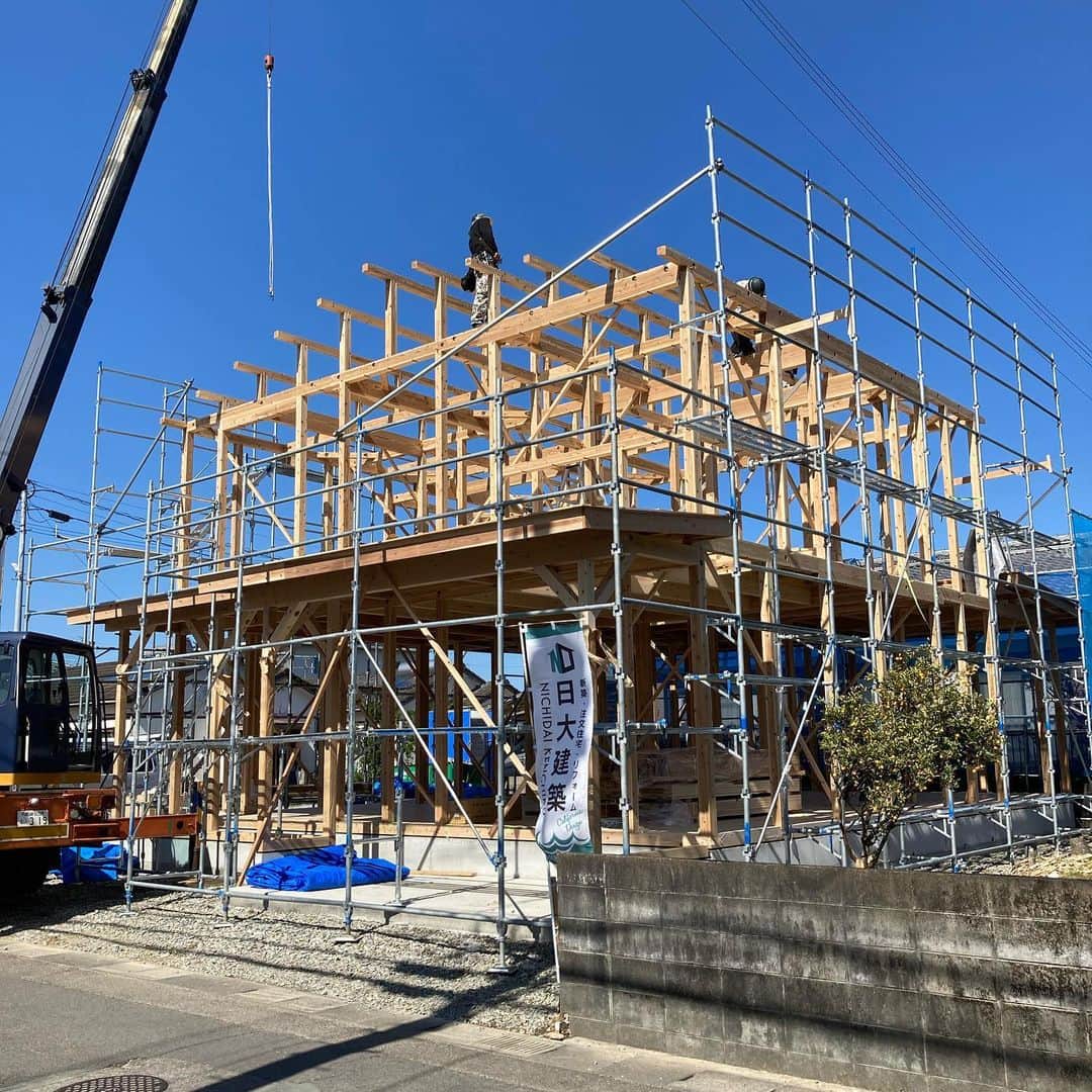 日大建築のインスタグラム：「本日建て方中👷  #日大建築#カリフォルニアスタイル #サーファーズハウス新築#注文住宅#宮崎市#モダン#オシャレ#ビーチ#海#surf #ハワイ#アメリカン#大工#建築#設計#ウッドスタイル#中古住宅#リフォーム#リノベーション#カバードポーチ#ウッドデッキ#ヘリンボーン#マイホーム#家造り」