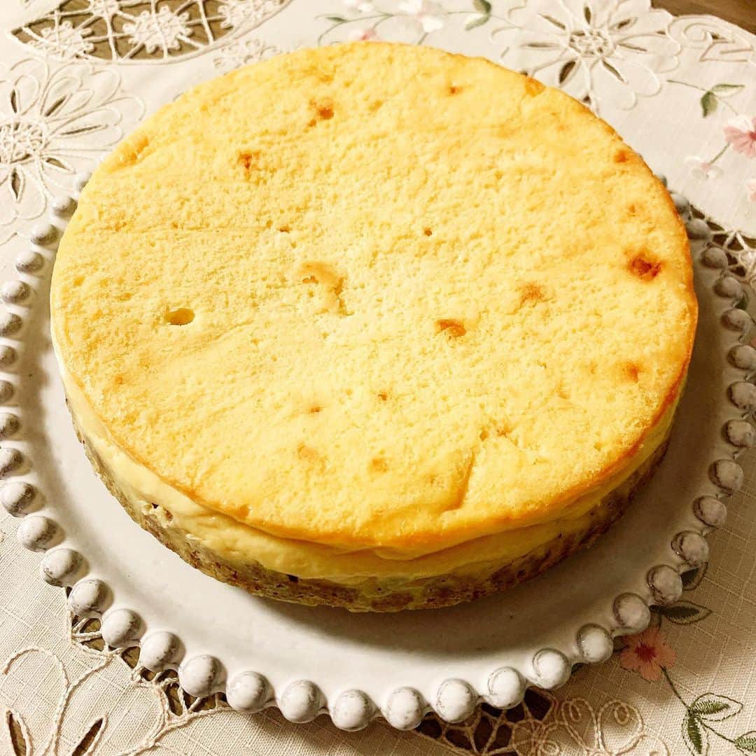 加藤綾子さんのインスタグラム写真 - (加藤綾子Instagram)「* ベイクドチーズケーキ作りました✨ 初めてでしたがとっても美味しくできましたよー🙆‍♀️♡ #ベイクドチーズケーキ #手作り」2月16日 21時20分 - ayako_kato.official