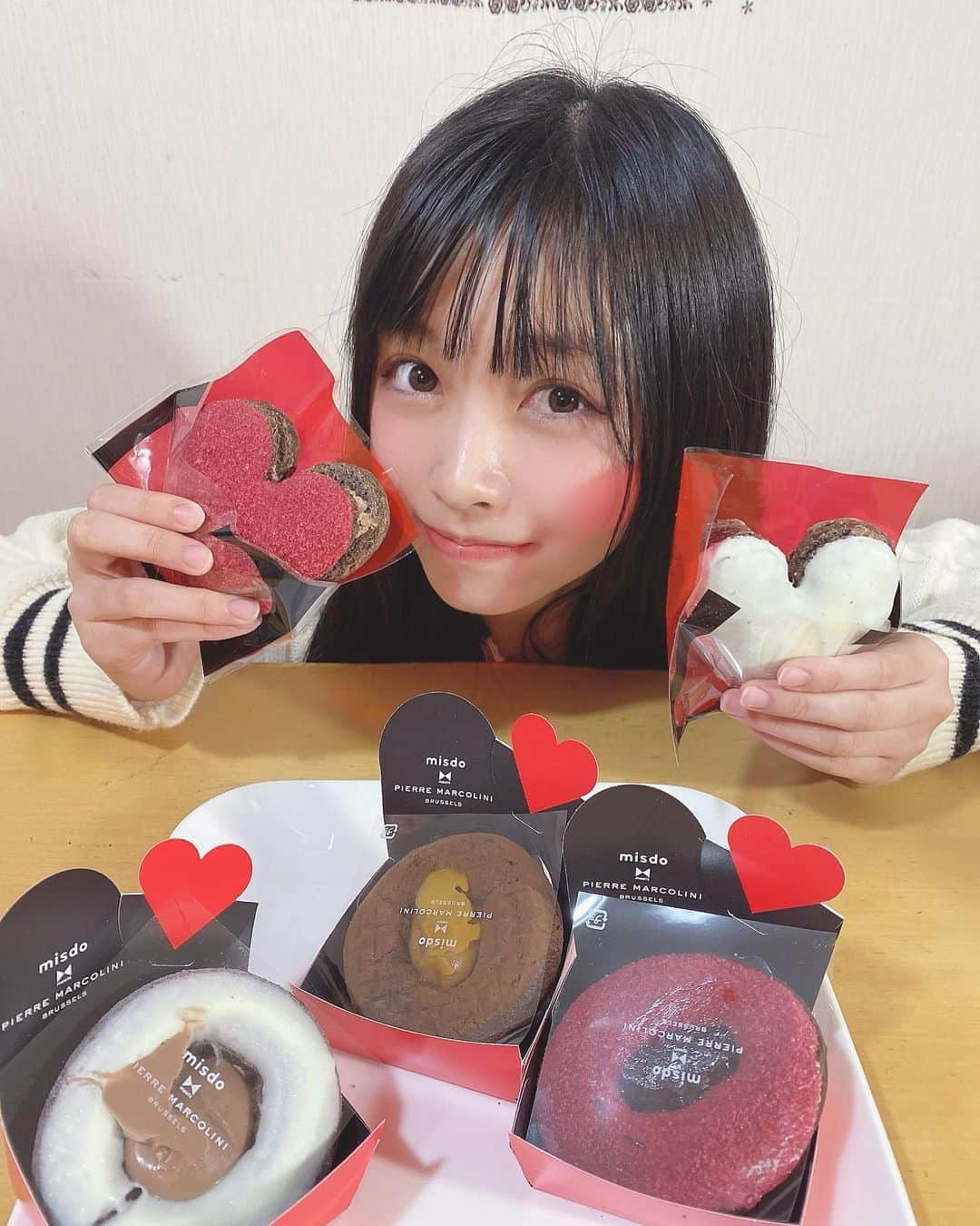 AIRIさんのインスタグラム写真 - (AIRIInstagram)「ミスドのピエールマルコリーニコレクションのドーナツ🍩🍴 お友達から頂きました♡♡ ハートで可愛すぎる！！🥺💗 . . #PiXMiX #アイドル #idol #偶像 #ミスド #ミスタードーナツ #ピエールマルコリーニ #misterdonut #misdo #スイーツ #愛 #は負けません #sweets #Donut #おいしい #だいすき #ストレート #straight」2月16日 21時21分 - aylin200442