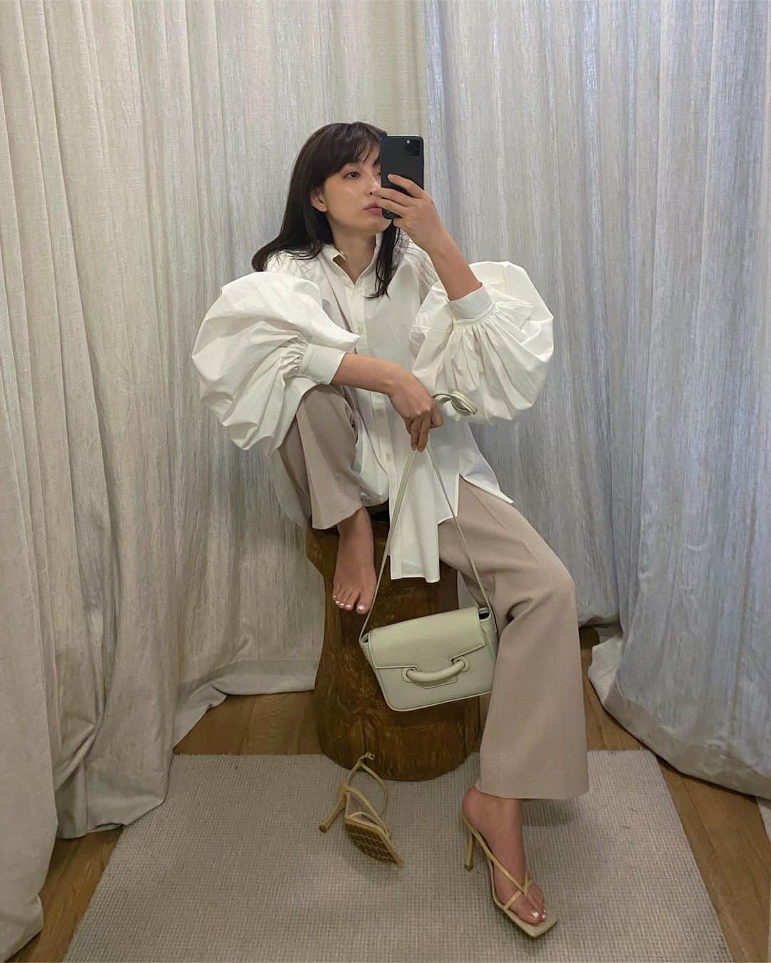 JUNNAのインスタグラム：「春みたいな陽気☀️の今日は ホワイトワントーン  お気に入りのお袖ボワーンのシャツ デニムを合わせたりリネンパンツを合わせたり、レギンスを合わせたり、レーシングパンツみたいなショートボトムを合わせたり💛  #メイク#春メイク#コスメ #今日 #今日のコーデ#今日の服#春コスメ #アイシャドウ#vasic #ホワイト #ベージュカラー #ベージュ#ベージュコーデ #etretokyo#bottegaveneta#156cm#ホワイトコーデ」