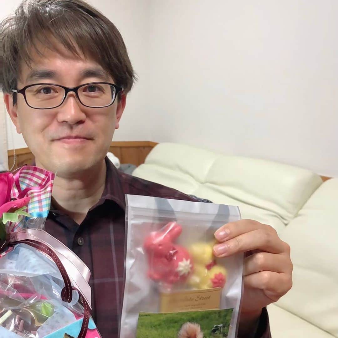 羽生善治のインスタグラム：「アヒル友達⁈から届いたバレンタインチョコにこの笑顔。 動物には本当に優しい。  には。  #もふもふ部  #あひる  #うさぎのいる暮らし  #動物に優しい世界へ」