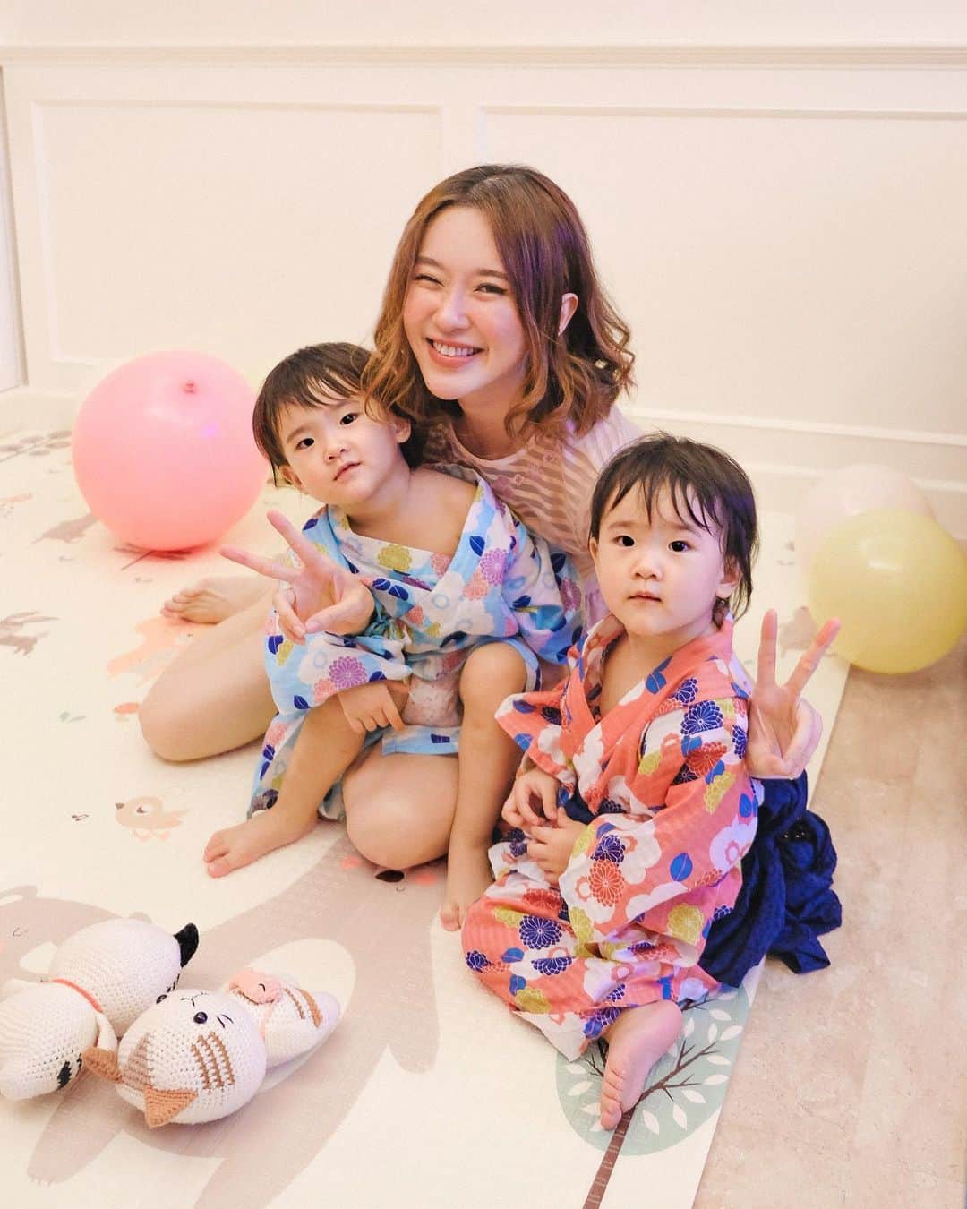 ジェシカ・ヤマダさんのインスタグラム写真 - (ジェシカ・ヤマダInstagram)「Bebes udah umur 2 ya? ✌️👧🏻👧🏻✌️⁣ Kok cepet banget @jessbebes? 🥺 Perasaan baru kemaren rebutan nen mamma, sekarang rebutan gendong mamma hueheuheu (((rempong tapi seneng diperebutkan hoho))).⁣ ⁣ Doa mamma buat Arwen & Arya masih sama terus tiap hari ya: Semoga Arwen & Arya selalu jadi anak yang happy, sehat, baik hati, cantik, pinter, kreatif, diberkati, sayang mamma pappa. Terus mamma maunya Arwen Arya nempel, ndusel, nemplok terus sama mamma kayak gini selamalamalamanya okeh, @jessbebes? ILYSM my babygirlsss 🤗🤗🤗💞⁣ ⁣ #jessbebes #birthdaygirls #valentinebabies⁣ #토닥토닥꼬모」2月16日 21時23分 - jessyamada