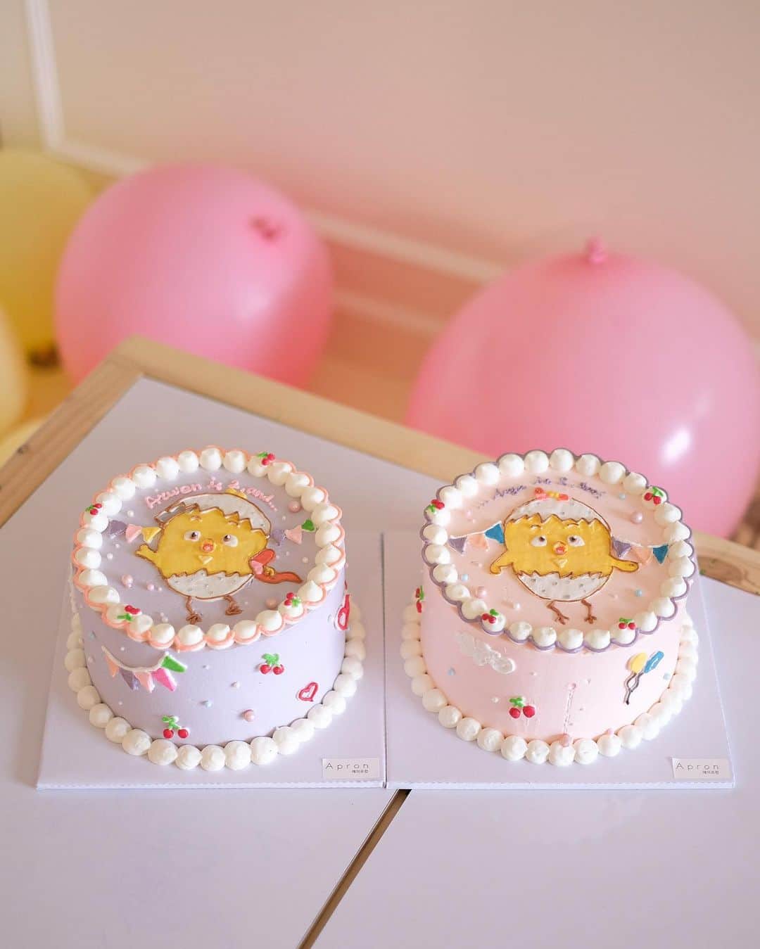 ジェシカ・ヤマダさんのインスタグラム写真 - (ジェシカ・ヤマダInstagram)「Bebes udah umur 2 ya? ✌️👧🏻👧🏻✌️⁣ Kok cepet banget @jessbebes? 🥺 Perasaan baru kemaren rebutan nen mamma, sekarang rebutan gendong mamma hueheuheu (((rempong tapi seneng diperebutkan hoho))).⁣ ⁣ Doa mamma buat Arwen & Arya masih sama terus tiap hari ya: Semoga Arwen & Arya selalu jadi anak yang happy, sehat, baik hati, cantik, pinter, kreatif, diberkati, sayang mamma pappa. Terus mamma maunya Arwen Arya nempel, ndusel, nemplok terus sama mamma kayak gini selamalamalamanya okeh, @jessbebes? ILYSM my babygirlsss 🤗🤗🤗💞⁣ ⁣ #jessbebes #birthdaygirls #valentinebabies⁣ #토닥토닥꼬모」2月16日 21時23分 - jessyamada