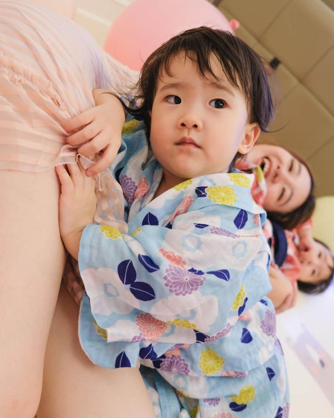 ジェシカ・ヤマダさんのインスタグラム写真 - (ジェシカ・ヤマダInstagram)「Bebes udah umur 2 ya? ✌️👧🏻👧🏻✌️⁣ Kok cepet banget @jessbebes? 🥺 Perasaan baru kemaren rebutan nen mamma, sekarang rebutan gendong mamma hueheuheu (((rempong tapi seneng diperebutkan hoho))).⁣ ⁣ Doa mamma buat Arwen & Arya masih sama terus tiap hari ya: Semoga Arwen & Arya selalu jadi anak yang happy, sehat, baik hati, cantik, pinter, kreatif, diberkati, sayang mamma pappa. Terus mamma maunya Arwen Arya nempel, ndusel, nemplok terus sama mamma kayak gini selamalamalamanya okeh, @jessbebes? ILYSM my babygirlsss 🤗🤗🤗💞⁣ ⁣ #jessbebes #birthdaygirls #valentinebabies⁣ #토닥토닥꼬모」2月16日 21時23分 - jessyamada