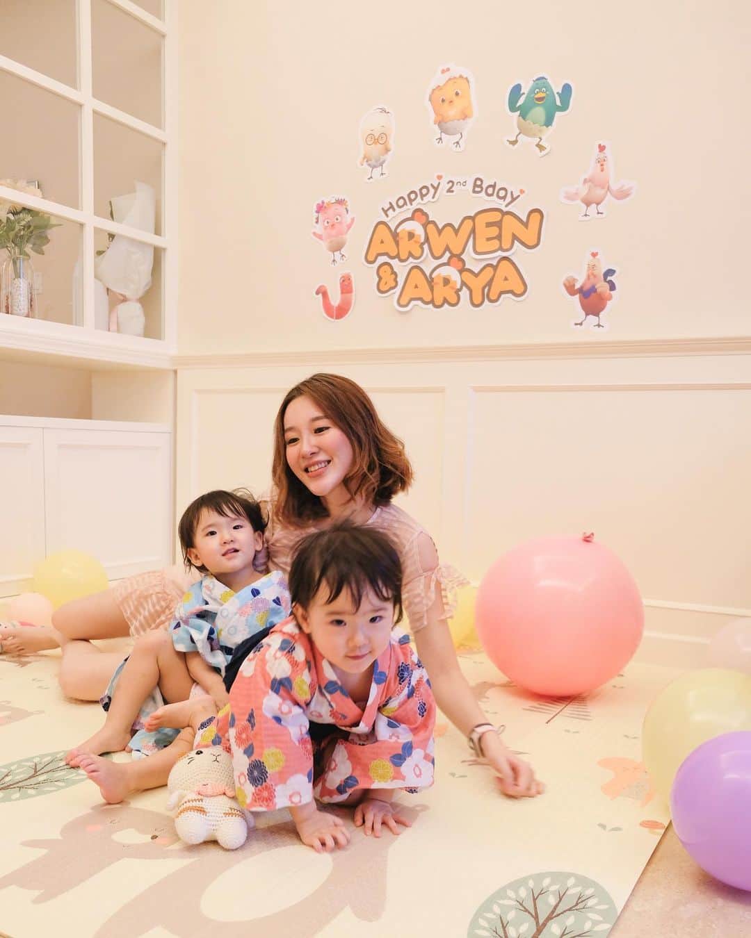 ジェシカ・ヤマダさんのインスタグラム写真 - (ジェシカ・ヤマダInstagram)「Bebes udah umur 2 ya? ✌️👧🏻👧🏻✌️⁣ Kok cepet banget @jessbebes? 🥺 Perasaan baru kemaren rebutan nen mamma, sekarang rebutan gendong mamma hueheuheu (((rempong tapi seneng diperebutkan hoho))).⁣ ⁣ Doa mamma buat Arwen & Arya masih sama terus tiap hari ya: Semoga Arwen & Arya selalu jadi anak yang happy, sehat, baik hati, cantik, pinter, kreatif, diberkati, sayang mamma pappa. Terus mamma maunya Arwen Arya nempel, ndusel, nemplok terus sama mamma kayak gini selamalamalamanya okeh, @jessbebes? ILYSM my babygirlsss 🤗🤗🤗💞⁣ ⁣ #jessbebes #birthdaygirls #valentinebabies⁣ #토닥토닥꼬모」2月16日 21時23分 - jessyamada