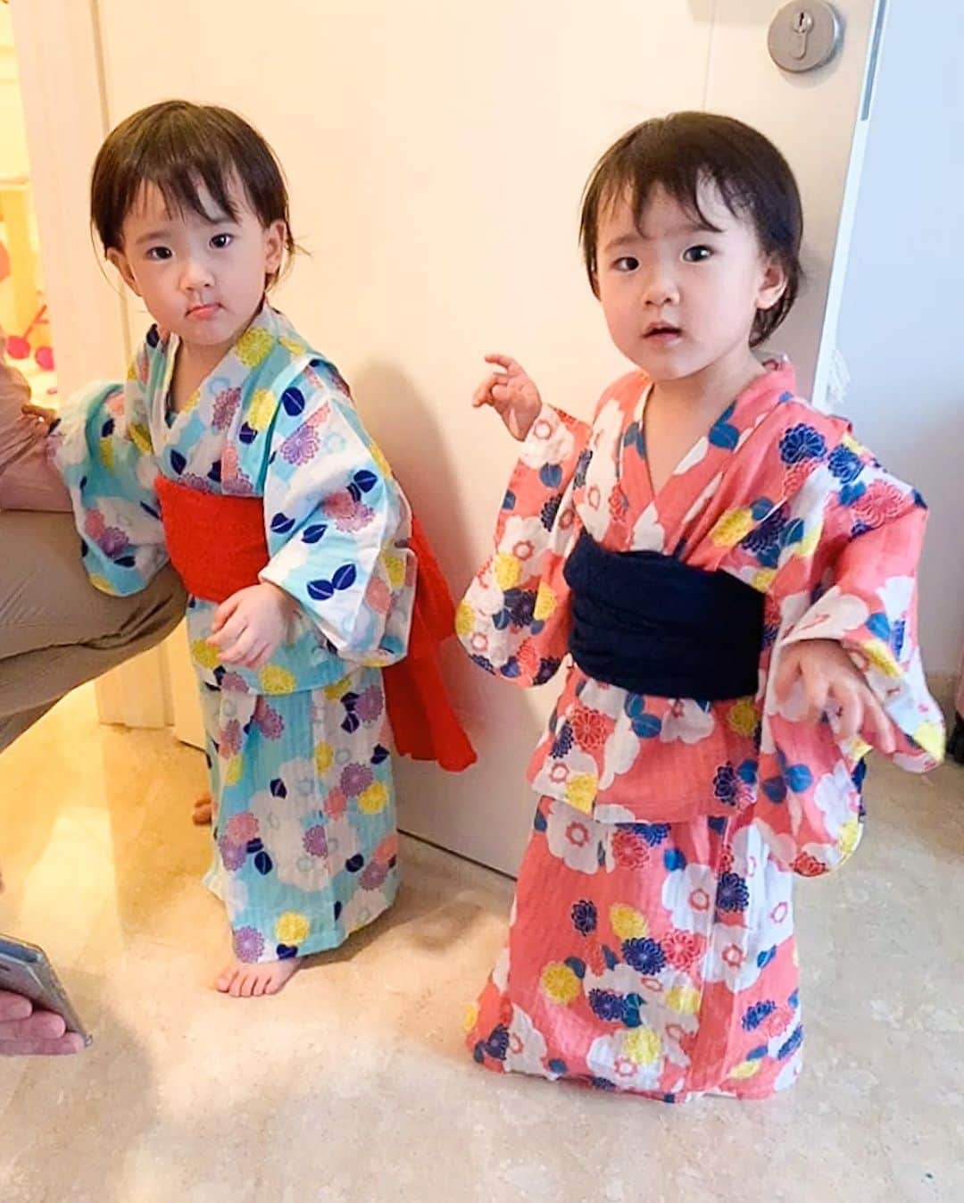 ジェシカ・ヤマダさんのインスタグラム写真 - (ジェシカ・ヤマダInstagram)「Bebes udah umur 2 ya? ✌️👧🏻👧🏻✌️⁣ Kok cepet banget @jessbebes? 🥺 Perasaan baru kemaren rebutan nen mamma, sekarang rebutan gendong mamma hueheuheu (((rempong tapi seneng diperebutkan hoho))).⁣ ⁣ Doa mamma buat Arwen & Arya masih sama terus tiap hari ya: Semoga Arwen & Arya selalu jadi anak yang happy, sehat, baik hati, cantik, pinter, kreatif, diberkati, sayang mamma pappa. Terus mamma maunya Arwen Arya nempel, ndusel, nemplok terus sama mamma kayak gini selamalamalamanya okeh, @jessbebes? ILYSM my babygirlsss 🤗🤗🤗💞⁣ ⁣ #jessbebes #birthdaygirls #valentinebabies⁣ #토닥토닥꼬모」2月16日 21時23分 - jessyamada