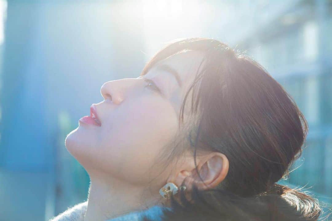 今井安紀のインスタグラム：「God, give me a power to get over many difficulties.  taken by @hiroko.camera   #portrait #tokyointernationalforum #japanese #japanesegirl  #ポートレート #時差スタグラム #東京国際フォーラム」