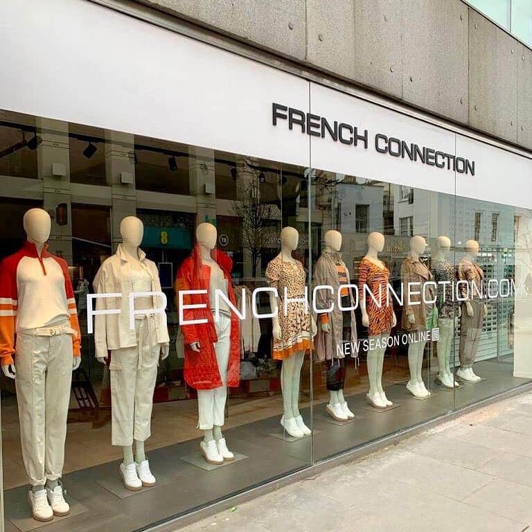 フレンチコネクションのインスタグラム：「We miss seeing you in our stores, but we're still here for you👋We're open 24/7 online, plus lots of new pieces have just landed on our website.  Our team have been busy making our Kings Road windows look bold & bright for passersby with our newest pieces. We can't wait to welcome you back (in person) soon🧡  #FrenchConnection #MyFC #FromTheShopFloor」