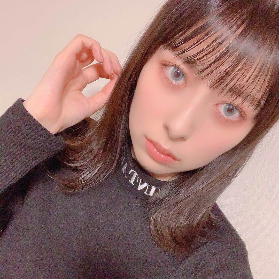 近藤玲奈のインスタグラム：「アルバム探ってたら強めメイクした時の写真が出てきた。﻿ ﻿ 過去にDハロでシンデレラの仮装した時に使った水色のカラコンが余ってて、それを装着した模様💎」